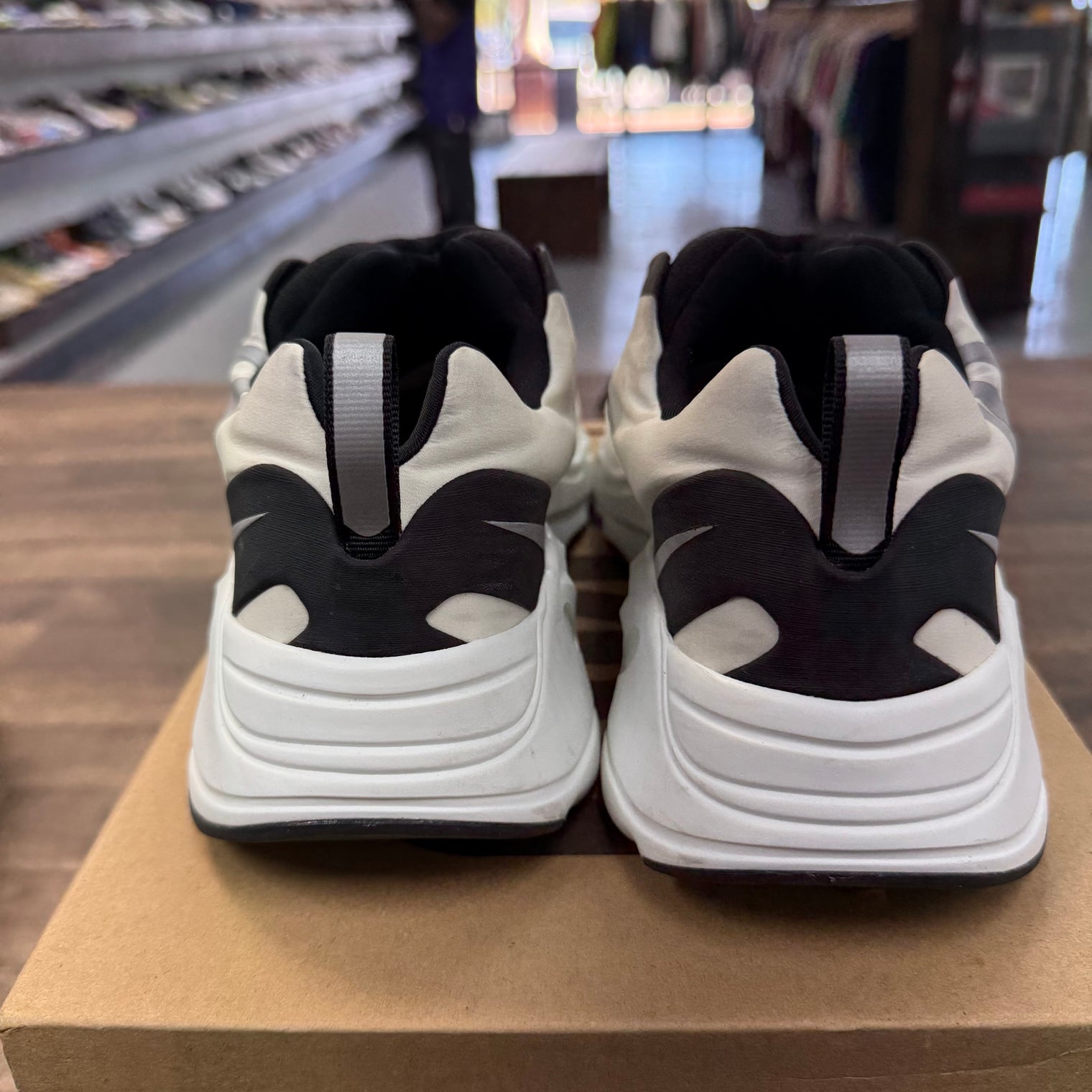 Laceless Analog Yeezy 700 MNVN (USED)