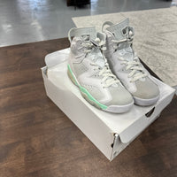 (W) Mint Jordan 6 (USED)