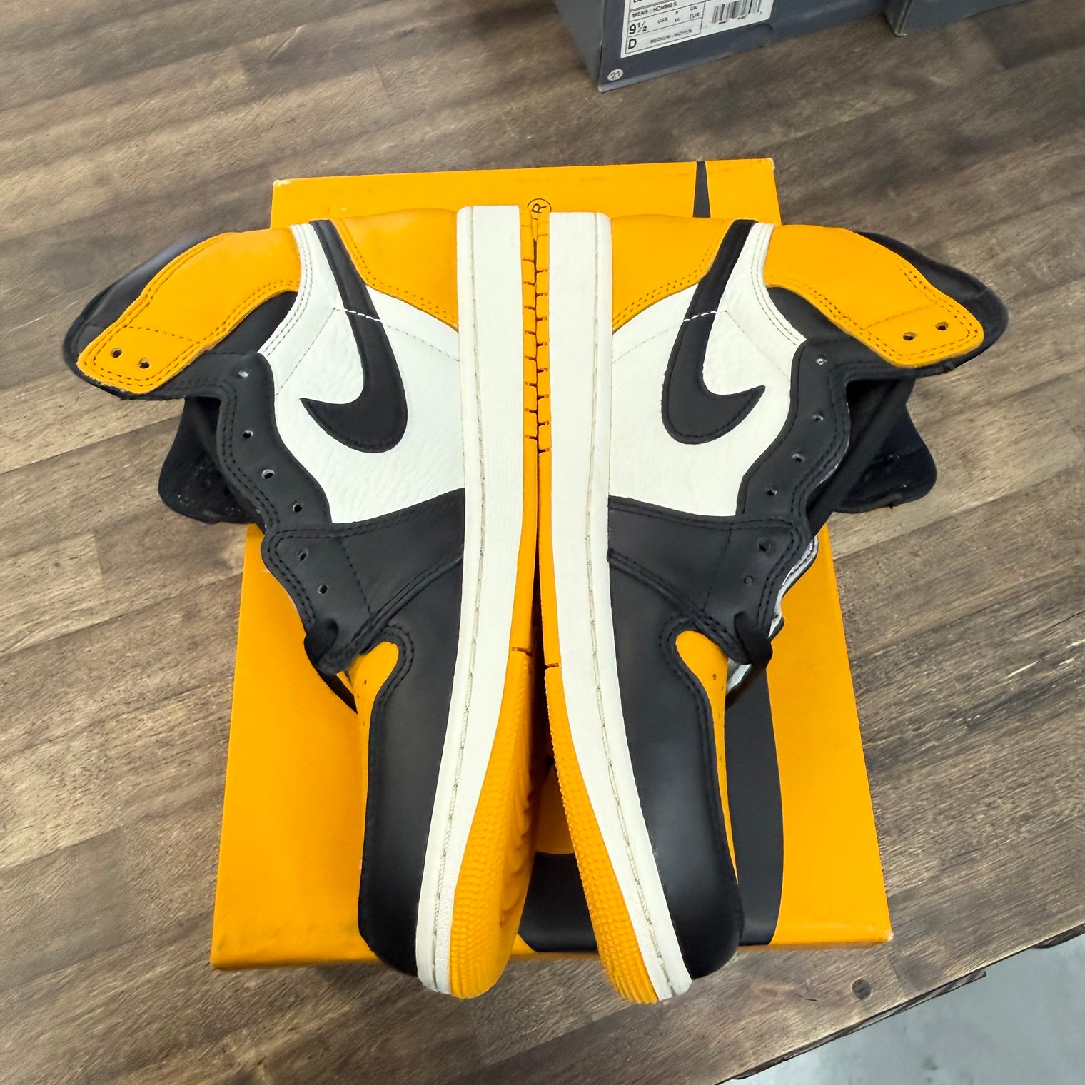 Taxi Jordan 1 High (Lightly Worn)