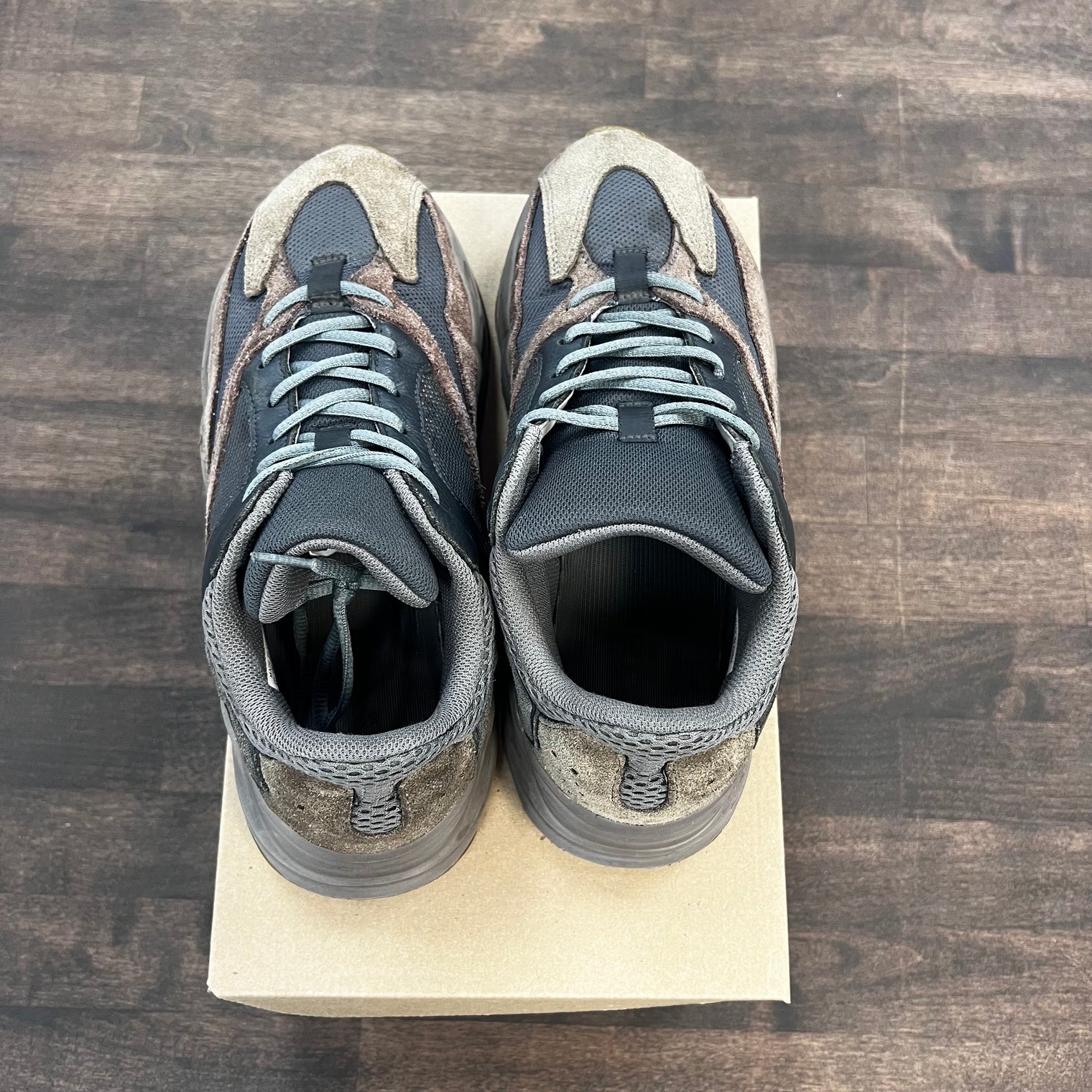 Mauve Yeezy 700 (USED, no box)
