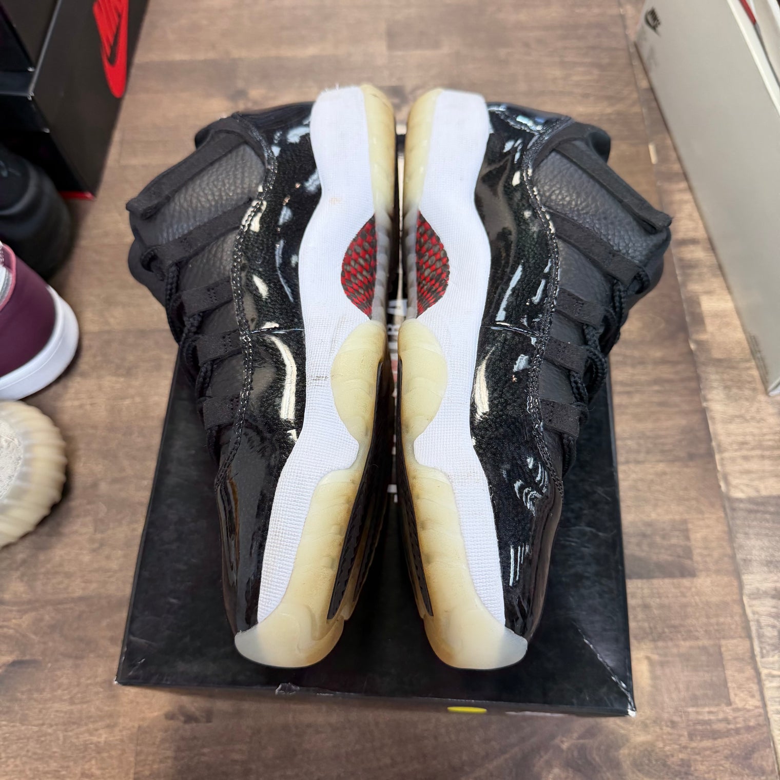 72-10 Jordan 11 Retro Low (USED)