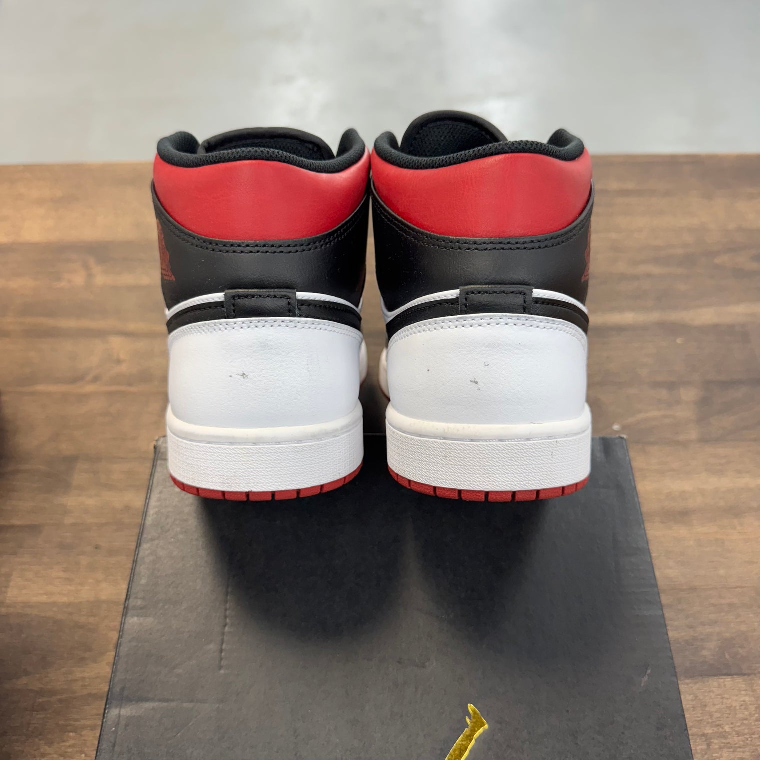 Gym Red Black Toe Jordan 1 Mid (USED)