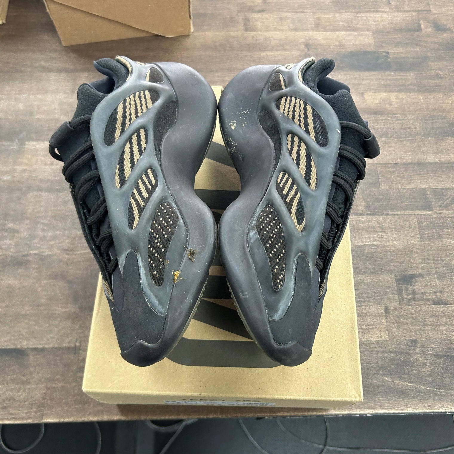 Clay Brown adidas Yeezy 700 V3 (USED)