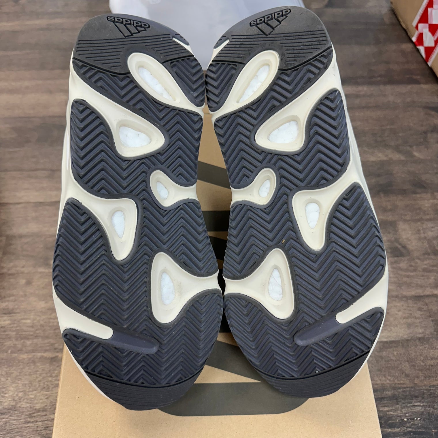 Analog Yeezy 700 (USED)