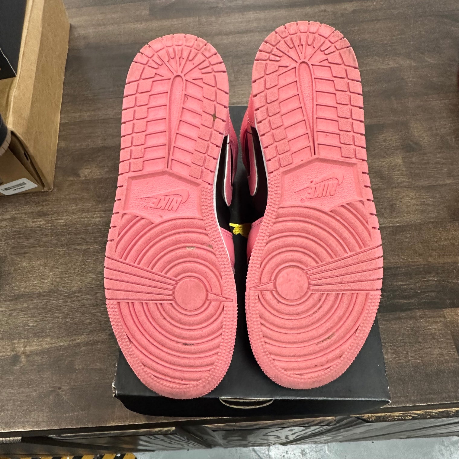 (GS) Coral Chalk Jordan 1 Mid (USED)