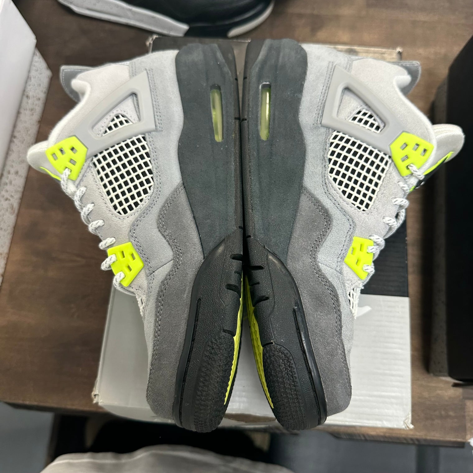 (GS) Neon 95 Jordan 4 (USED)