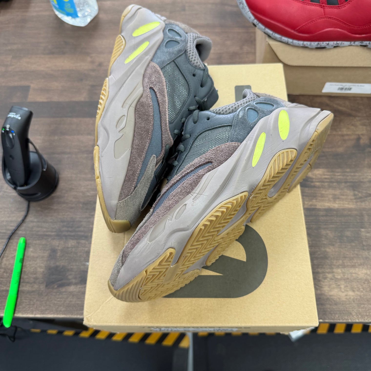 Mauve Yeezy 700 (USED, no insoles)