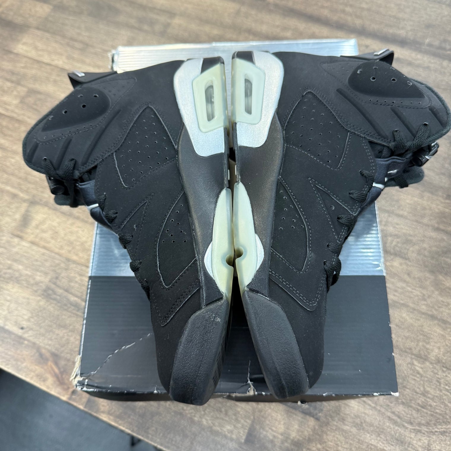 Chrome Jordan 6 Retro (USED)