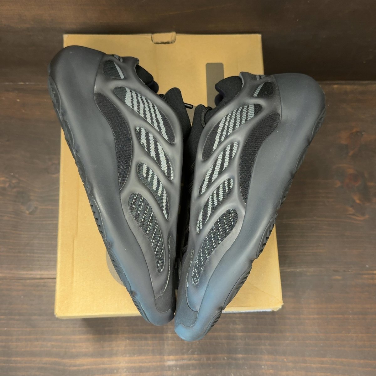 adidas Yeezy 700 V3 Alvah Size 9 (Pre-Owned) - back