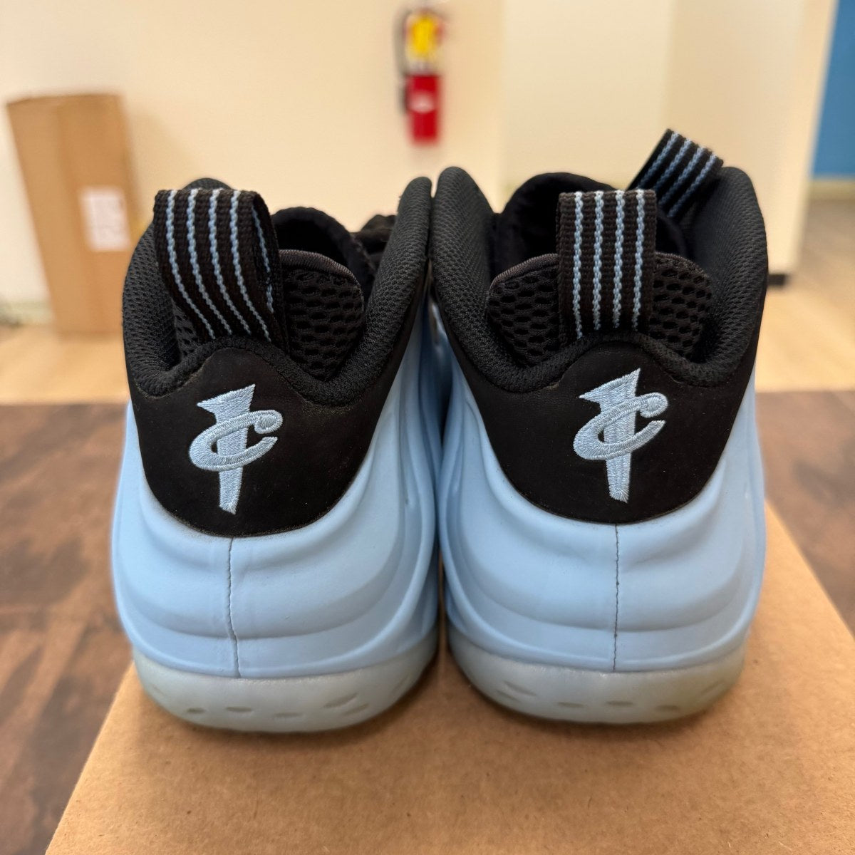 Nike Air Foamposite One Psychic Blue Size 10.5 (Pre-Owned) - Image 4