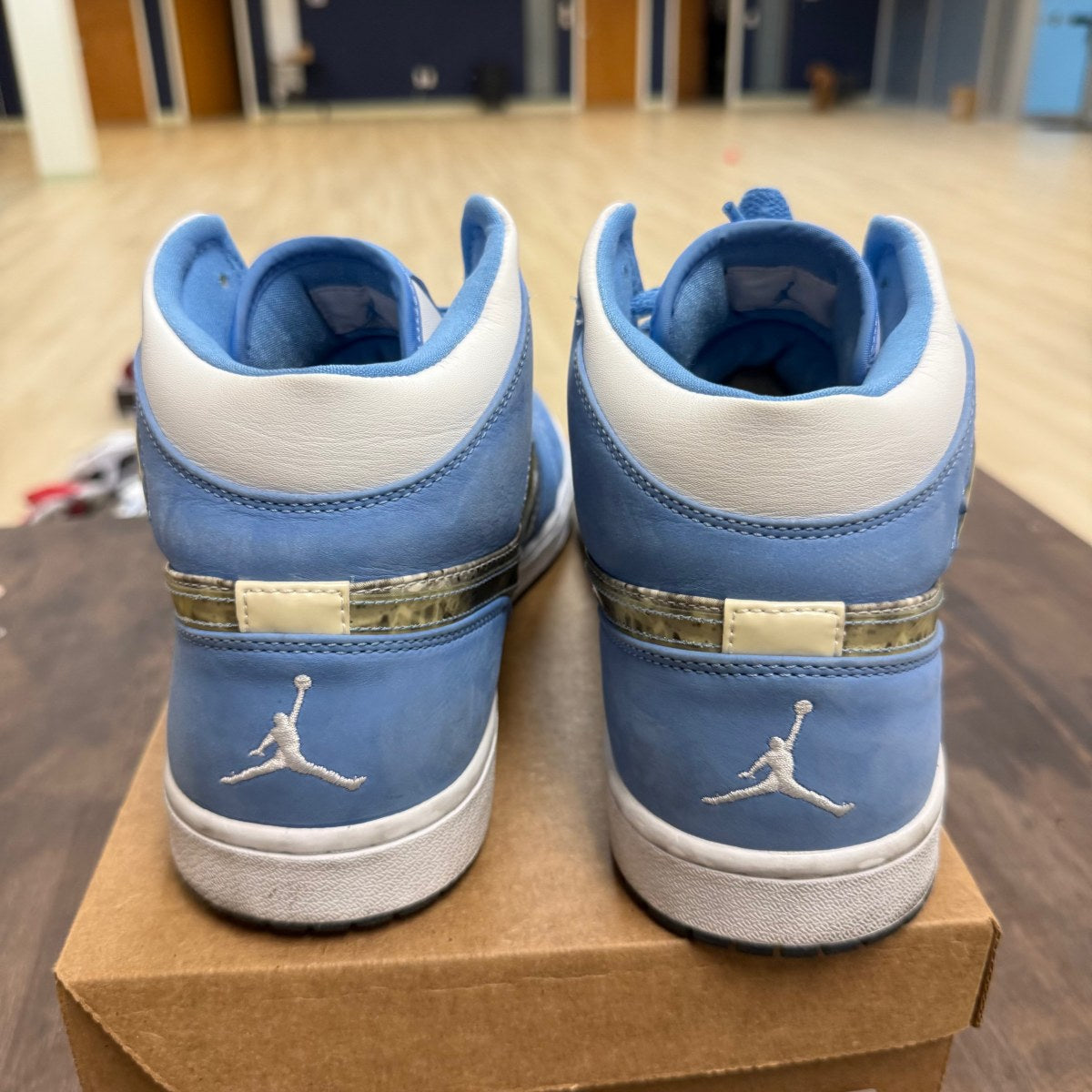 Jordan 1 Retro Alpha Size 13 (Pre-Owned) - Image 5