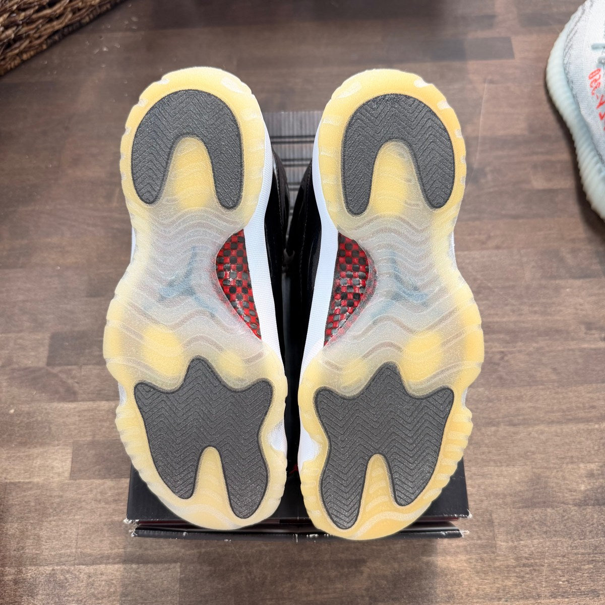 Jordan 11 Retro 72-10 Size 8 (Pre-Owned) - Image 5