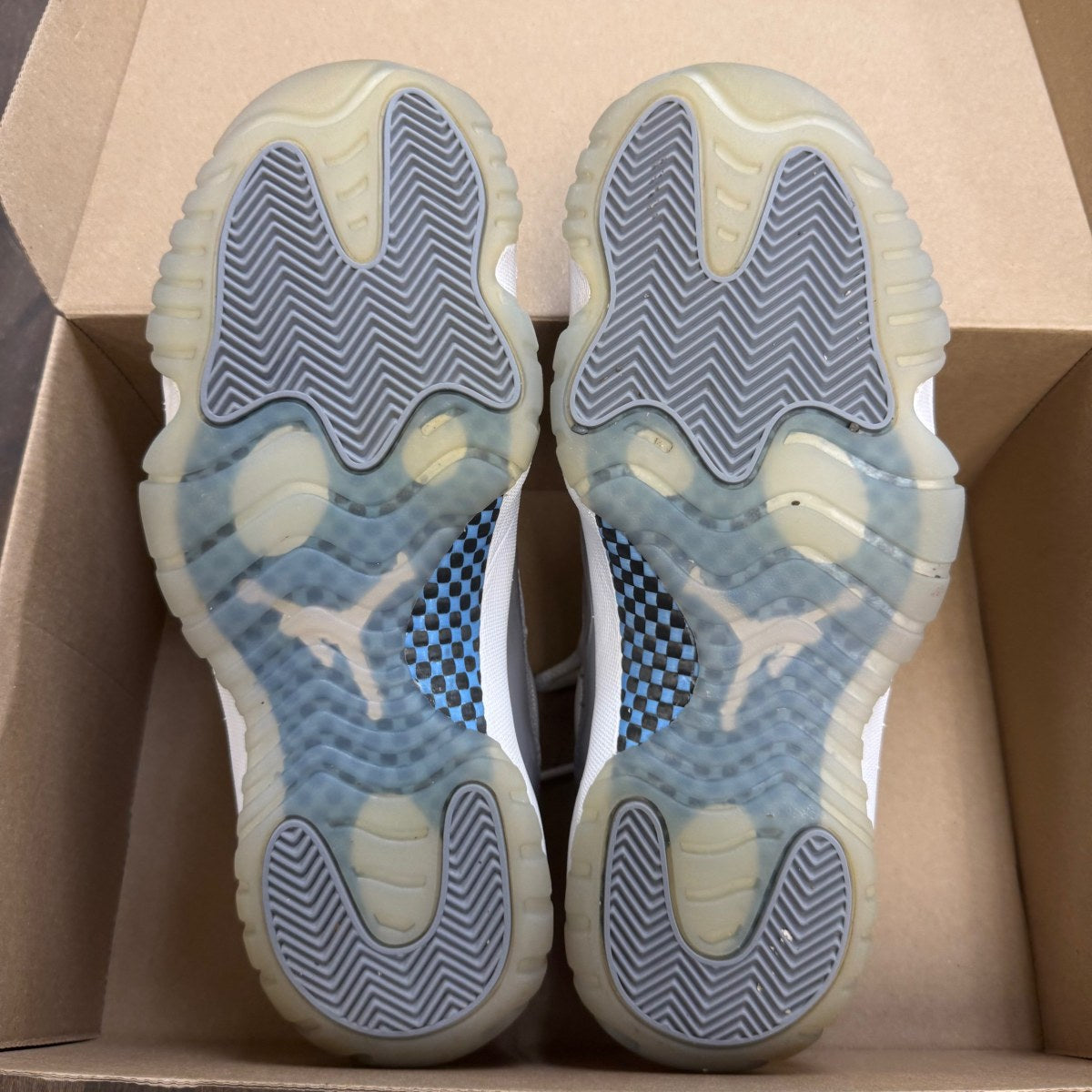 Jordan 11 Retro Low Cement Grey Size 9 (Pre-Owned) - Image 3