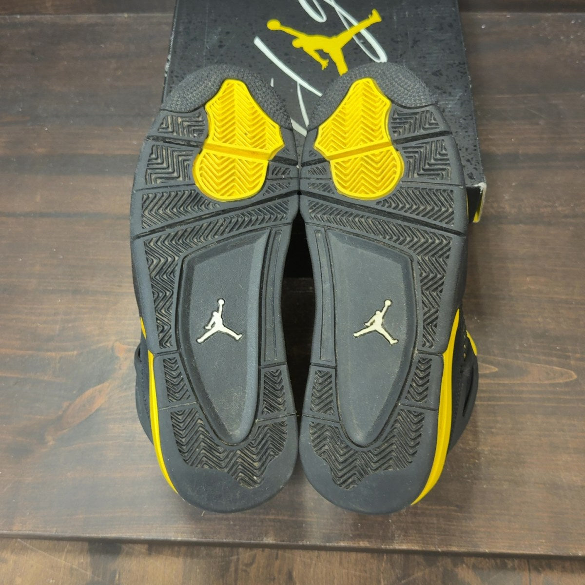 Jordan 4 Retro Thunder (2023) Size 8.5 (Pre-Owned)