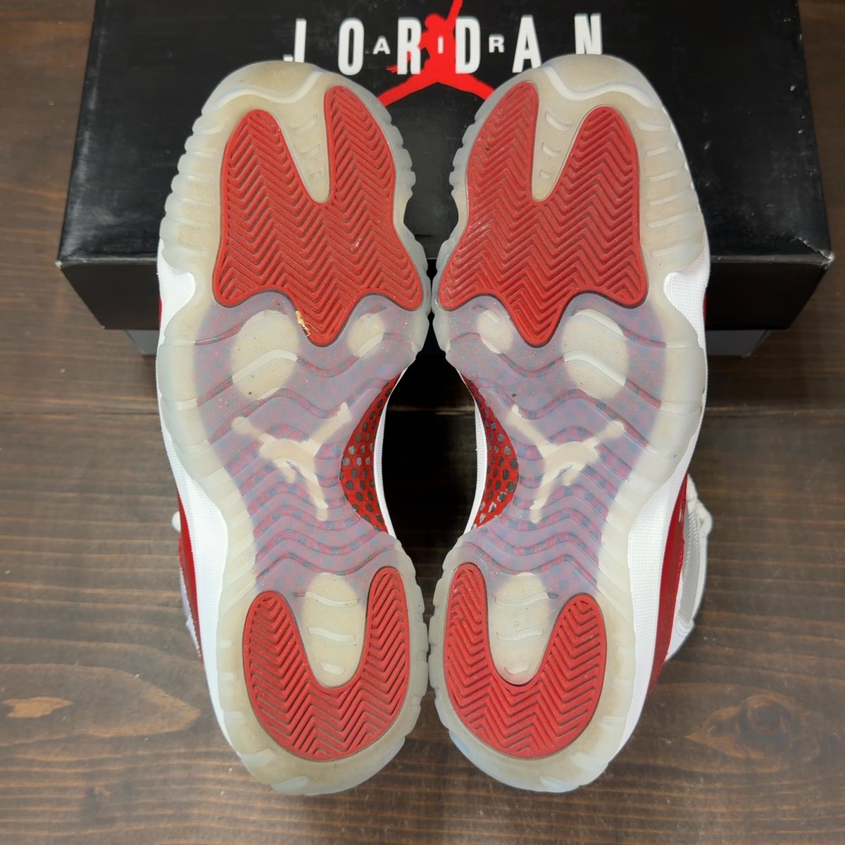 Jordan 11 Retro Cherry (2022) Size 9 (Pre-Owned) - aux
