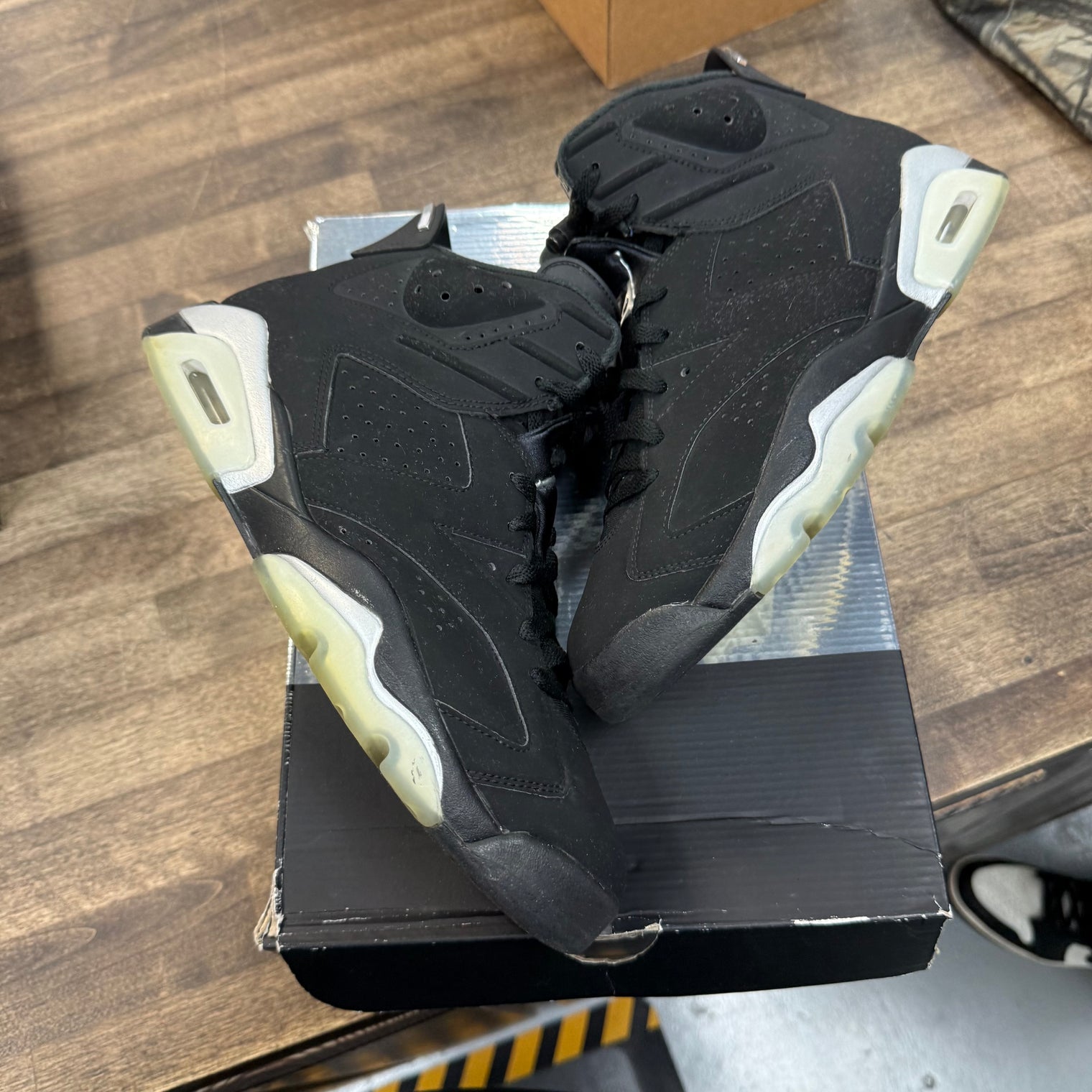 Chrome Jordan 6 Retro (USED)