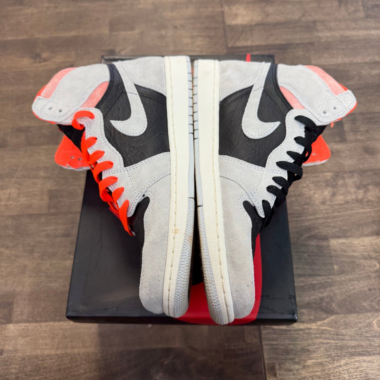 Neutral Grey Hyper Crimson Jordan 1 Retro High (USED)