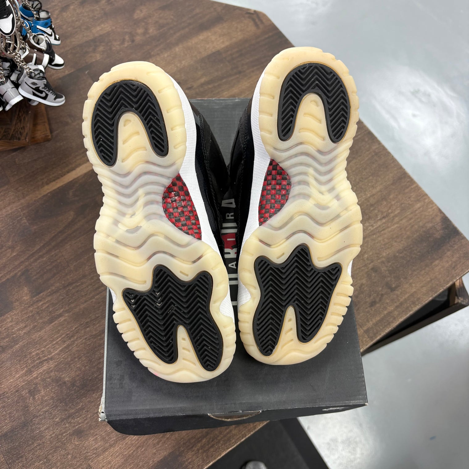 72-10 Jordan 11 Low (GS) (USED)
