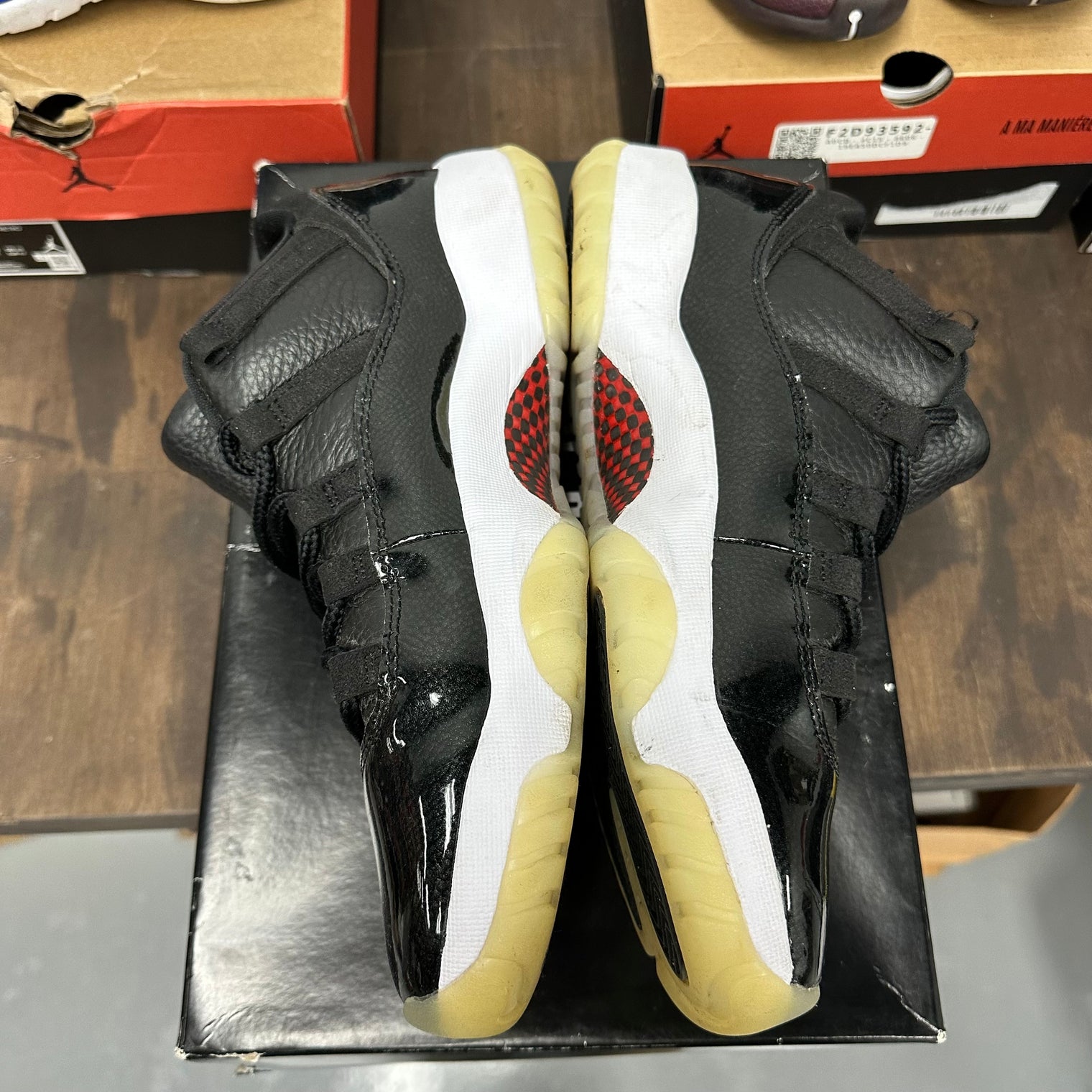 72-10 Jordan 11 Low (USED)
