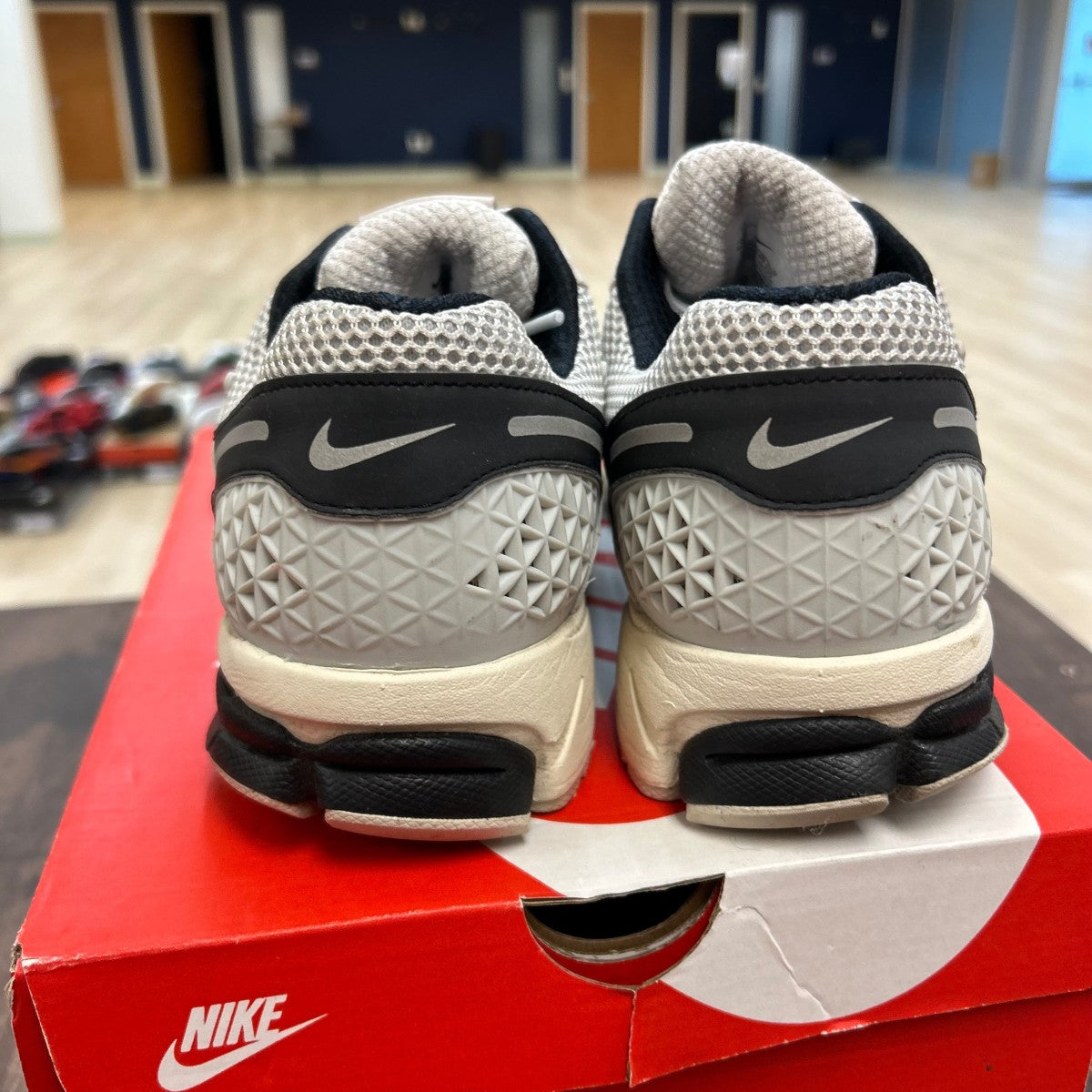 Nike Zoom Vomero 5 Supersonic Light Bone Black - Image 4