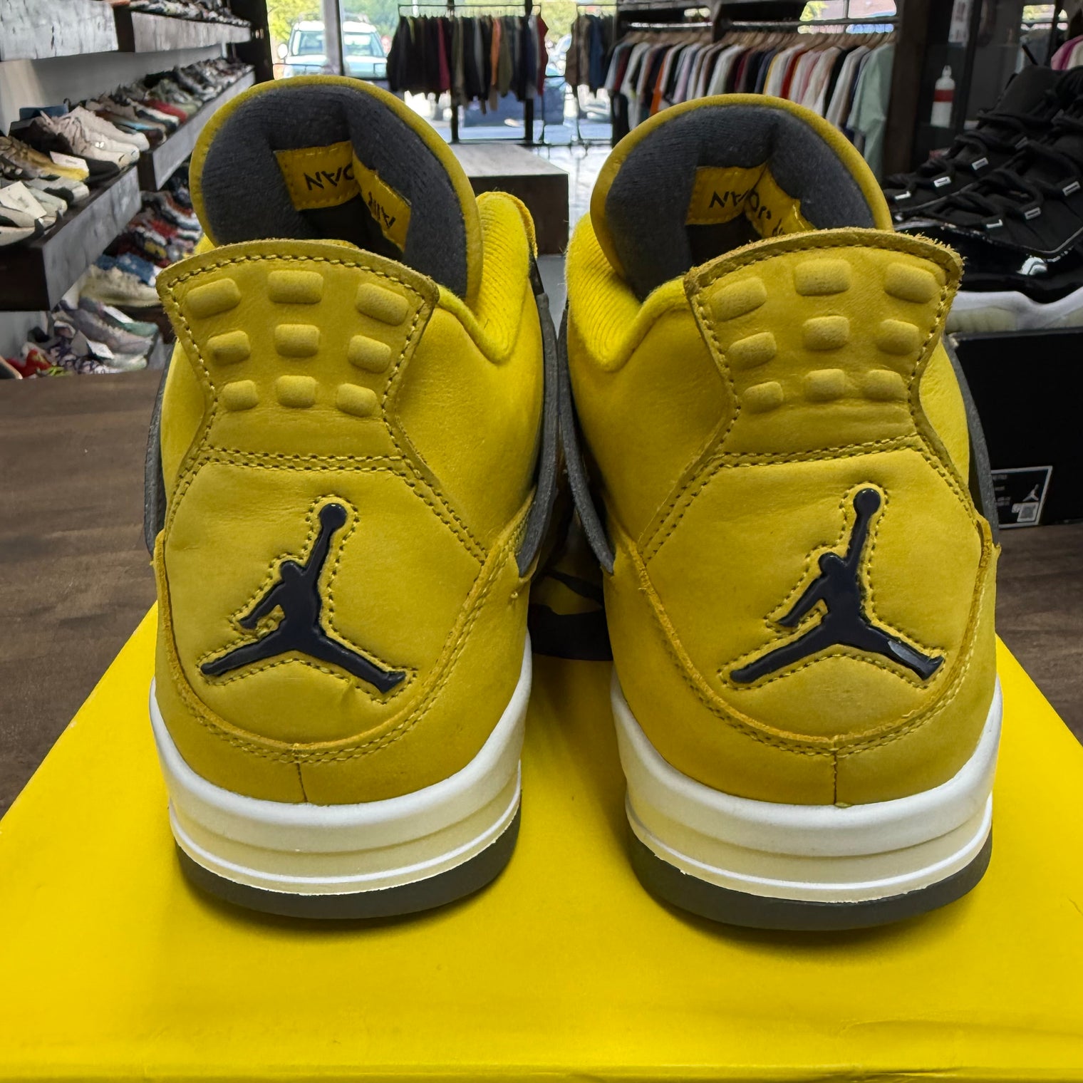Lightning Jordan 4 Retro (USED)