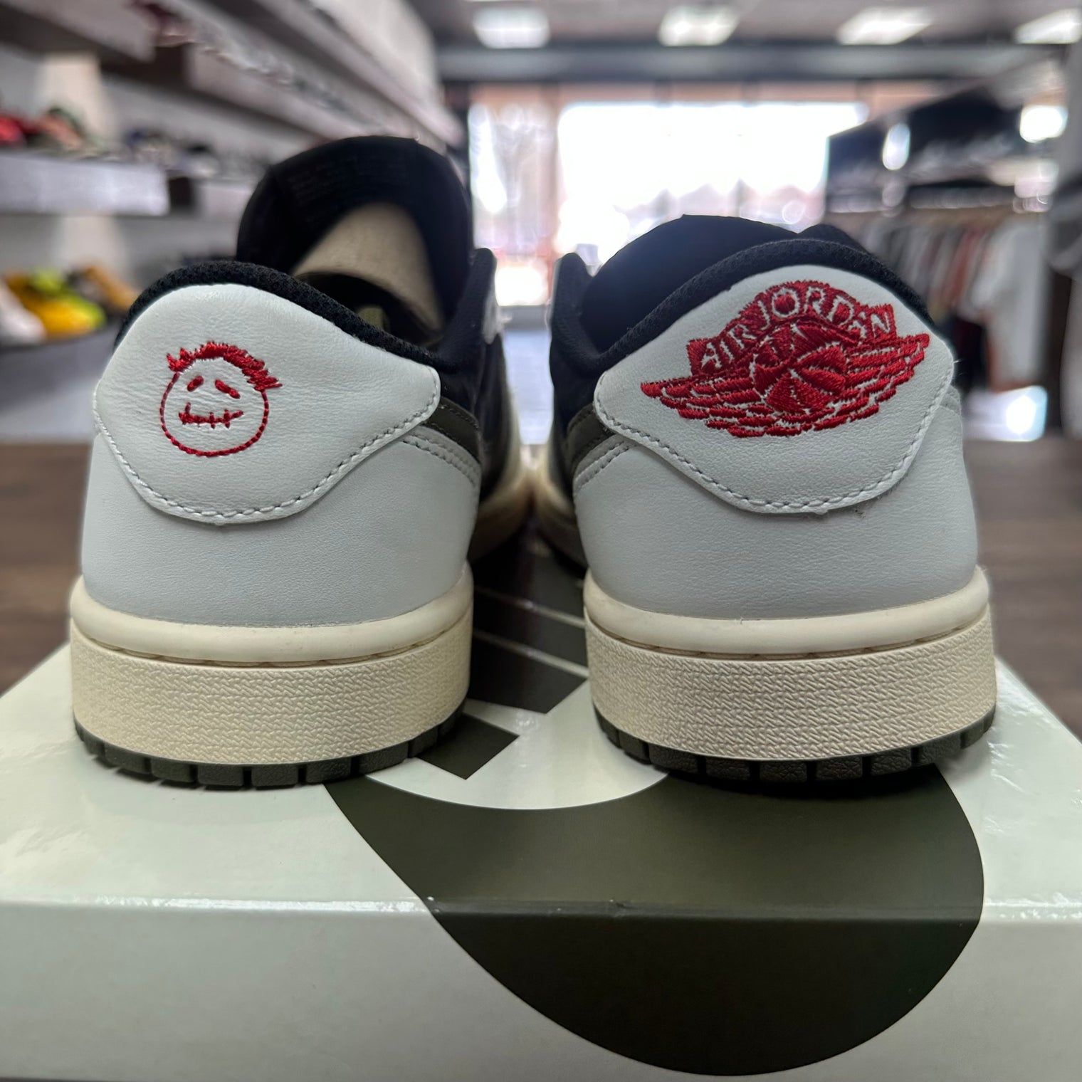 (W) Olive Travis Scott Jordan 1 Low OG SP (USED)