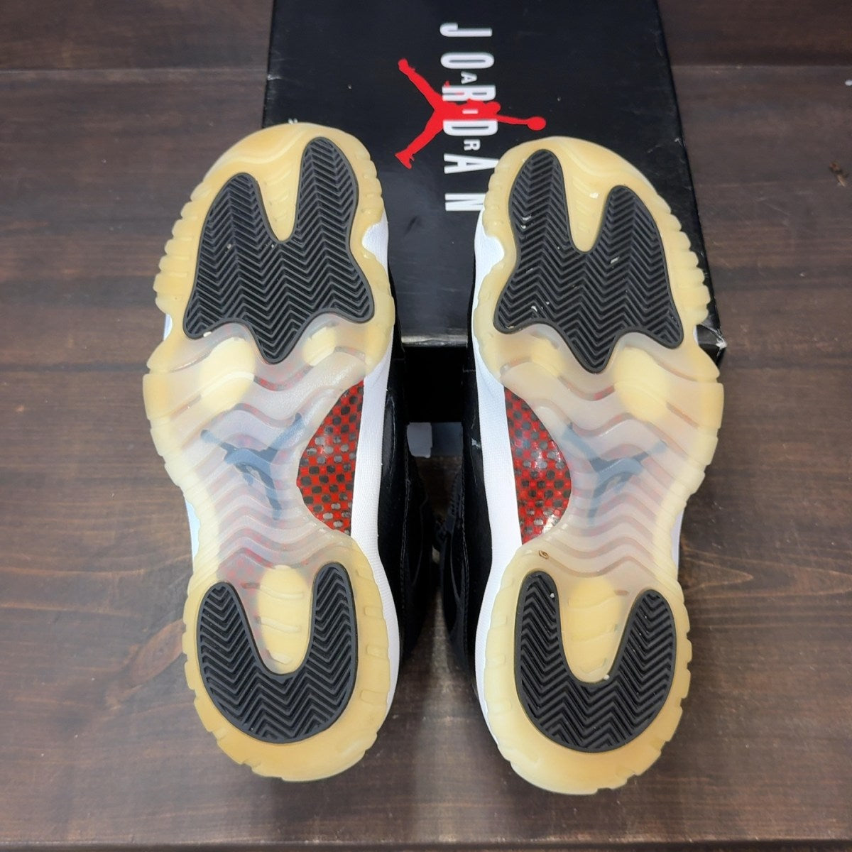 Jordan 11 Retro 72-10 Size 9.5 (Pre-Owned) - Image 6