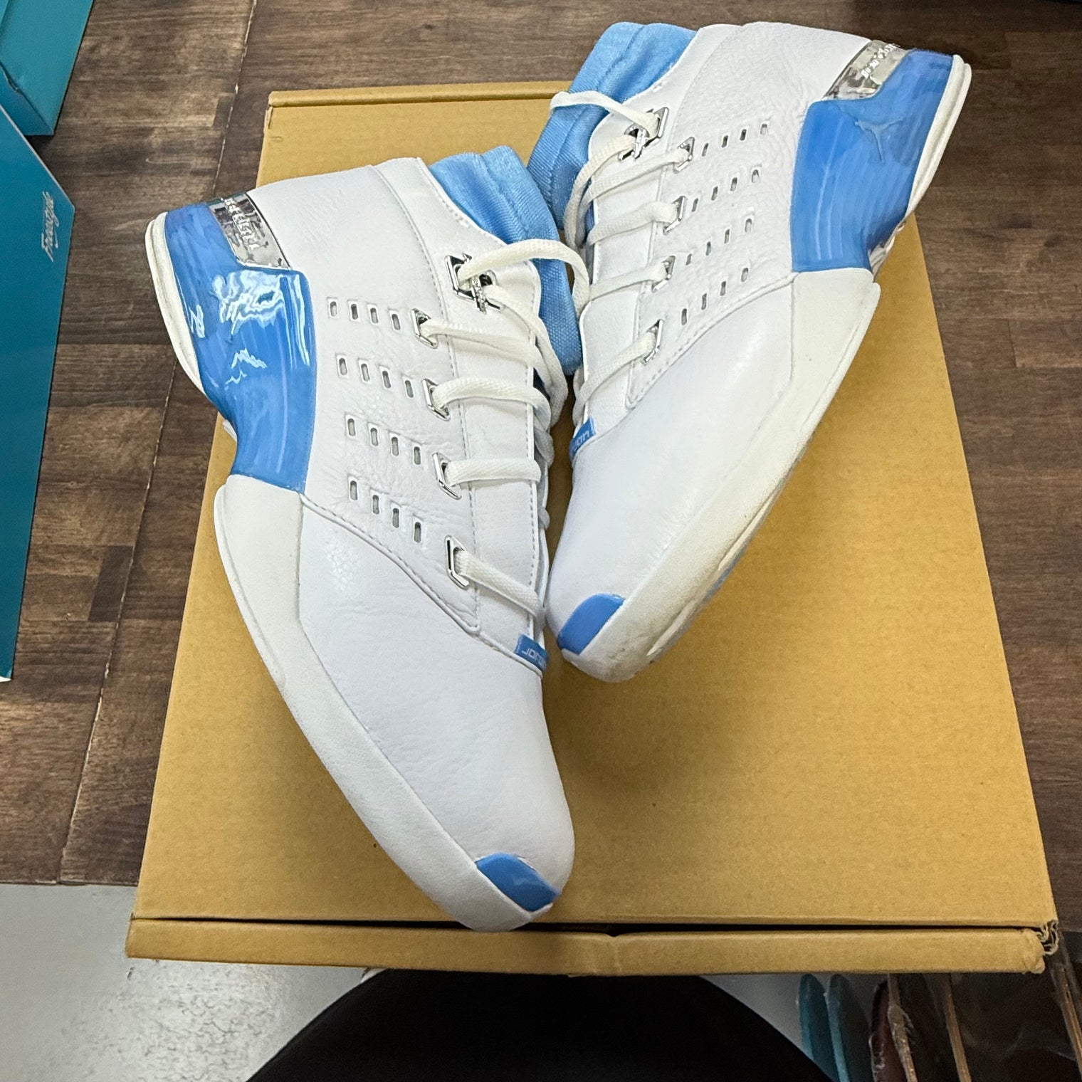 University Blue Jordan 17 Retro Low SP (USED)