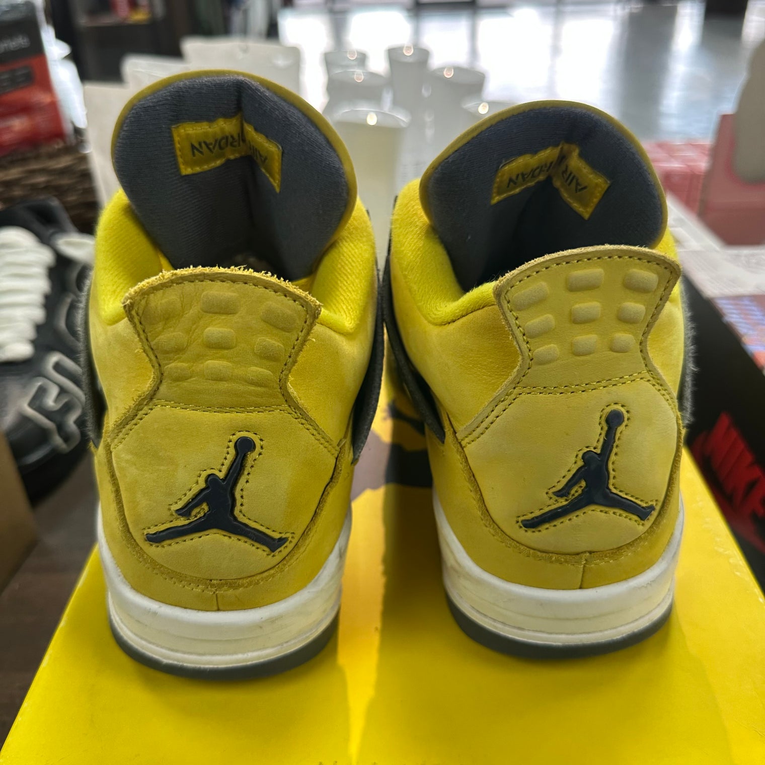Lightning Jordan 4 (USED)