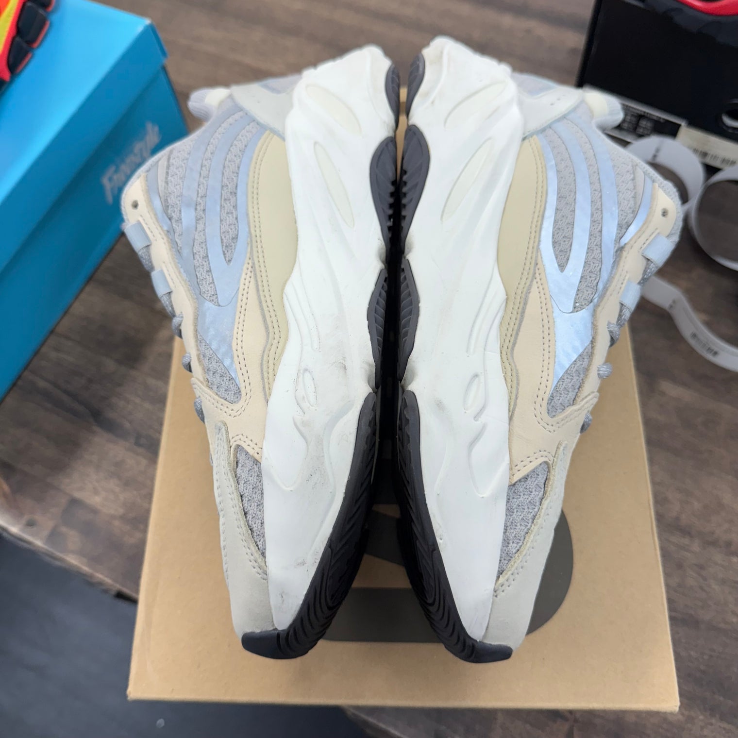 Cream Yeezy 700 V2 (USED)