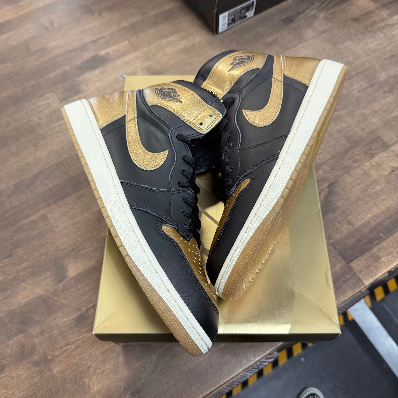 Black Metallic Gold Jordan 1 Retro High OG (Lightly Worn)