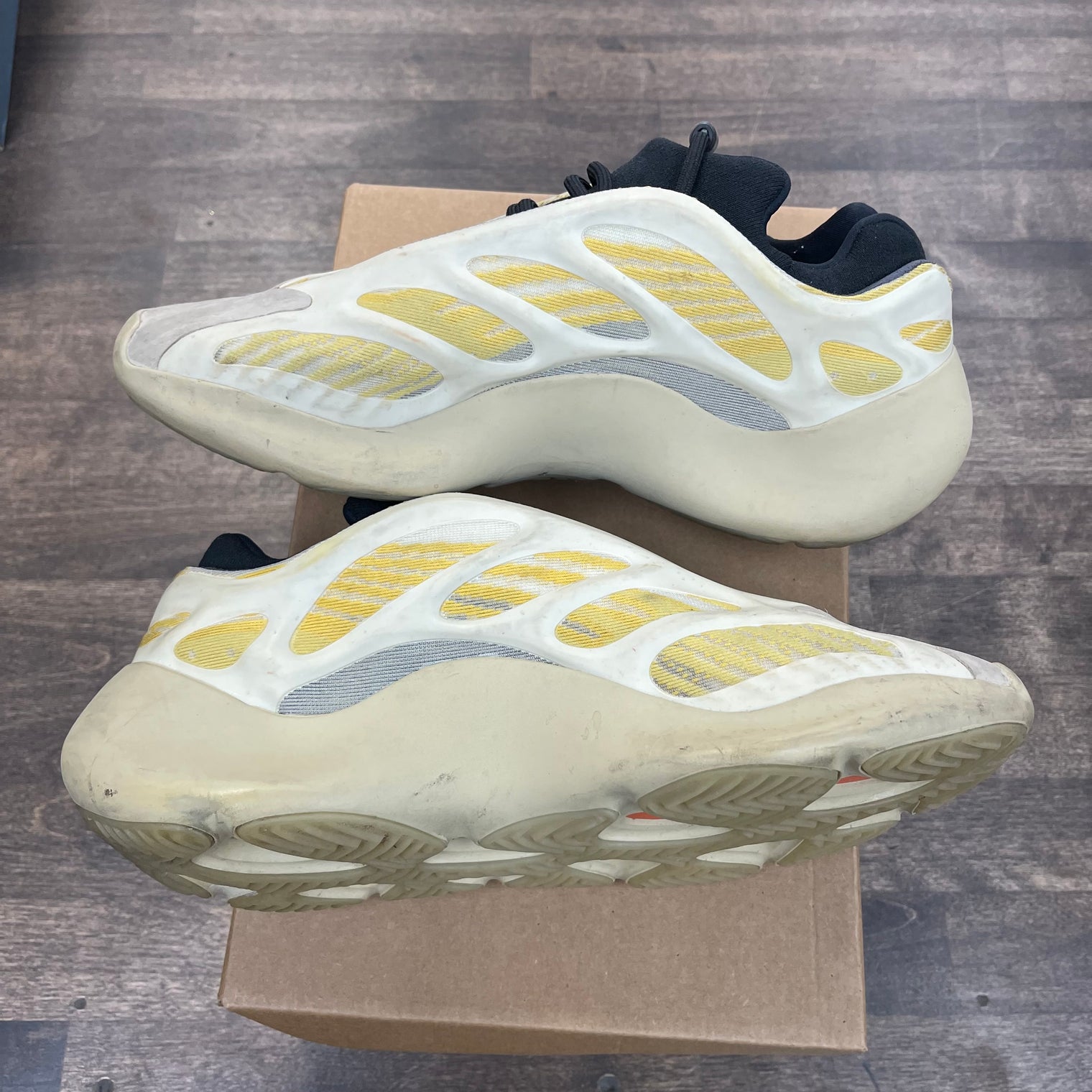 Mono Safflower Yeezy 700 V3 (USED,No Box)