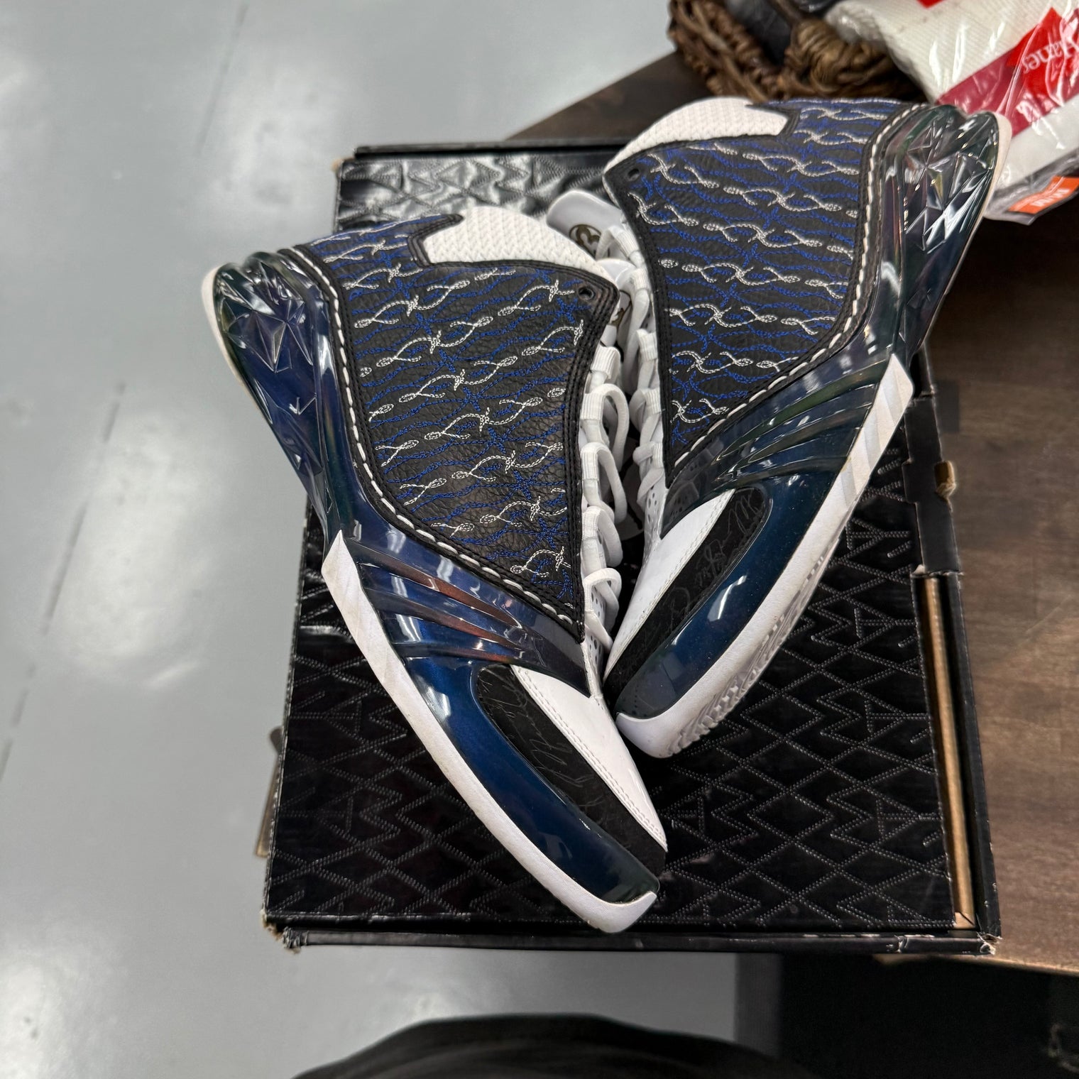 Motorsports / Wizards Jordan 23 (USED)