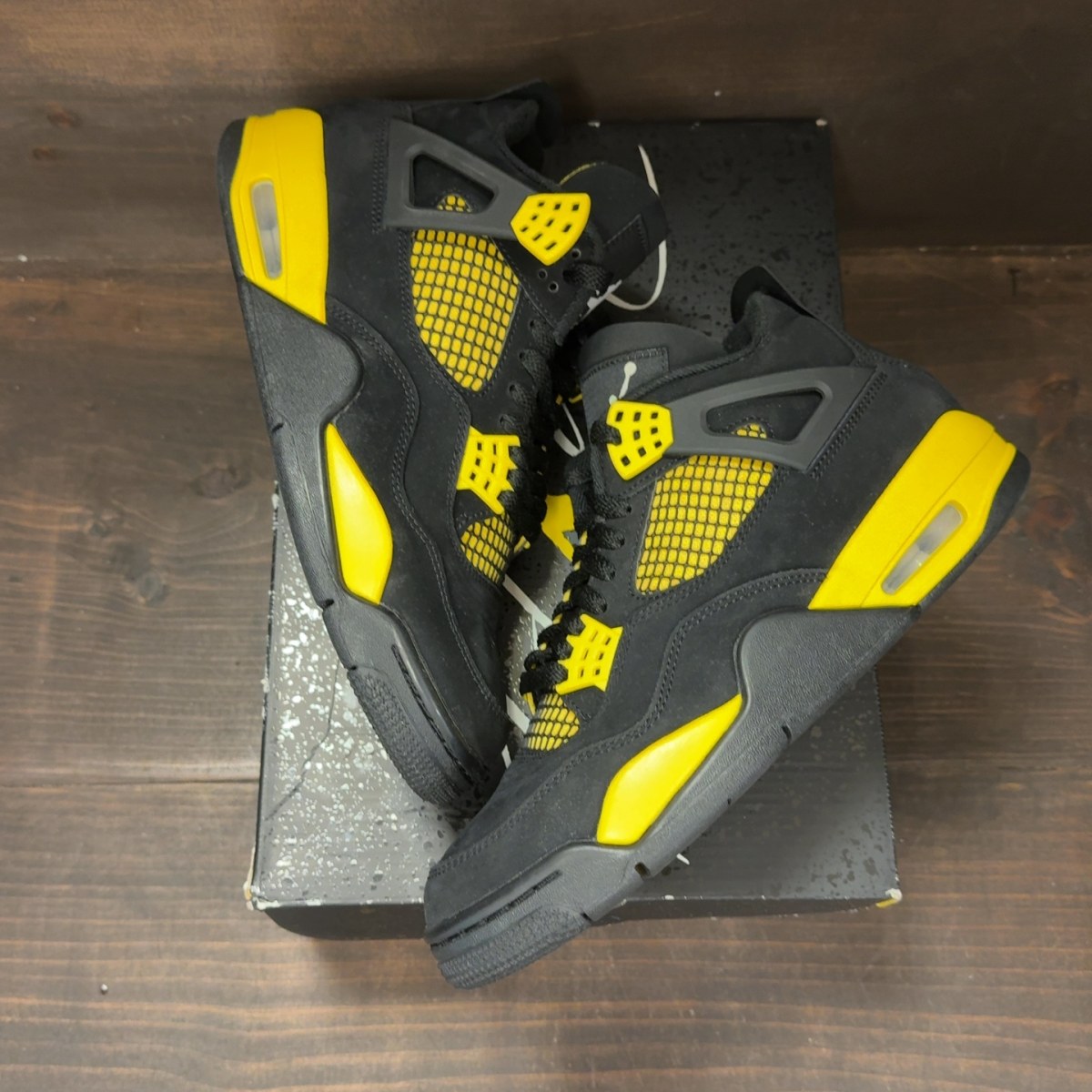 Jordan 4 Retro Thunder (2023) - Image 2
