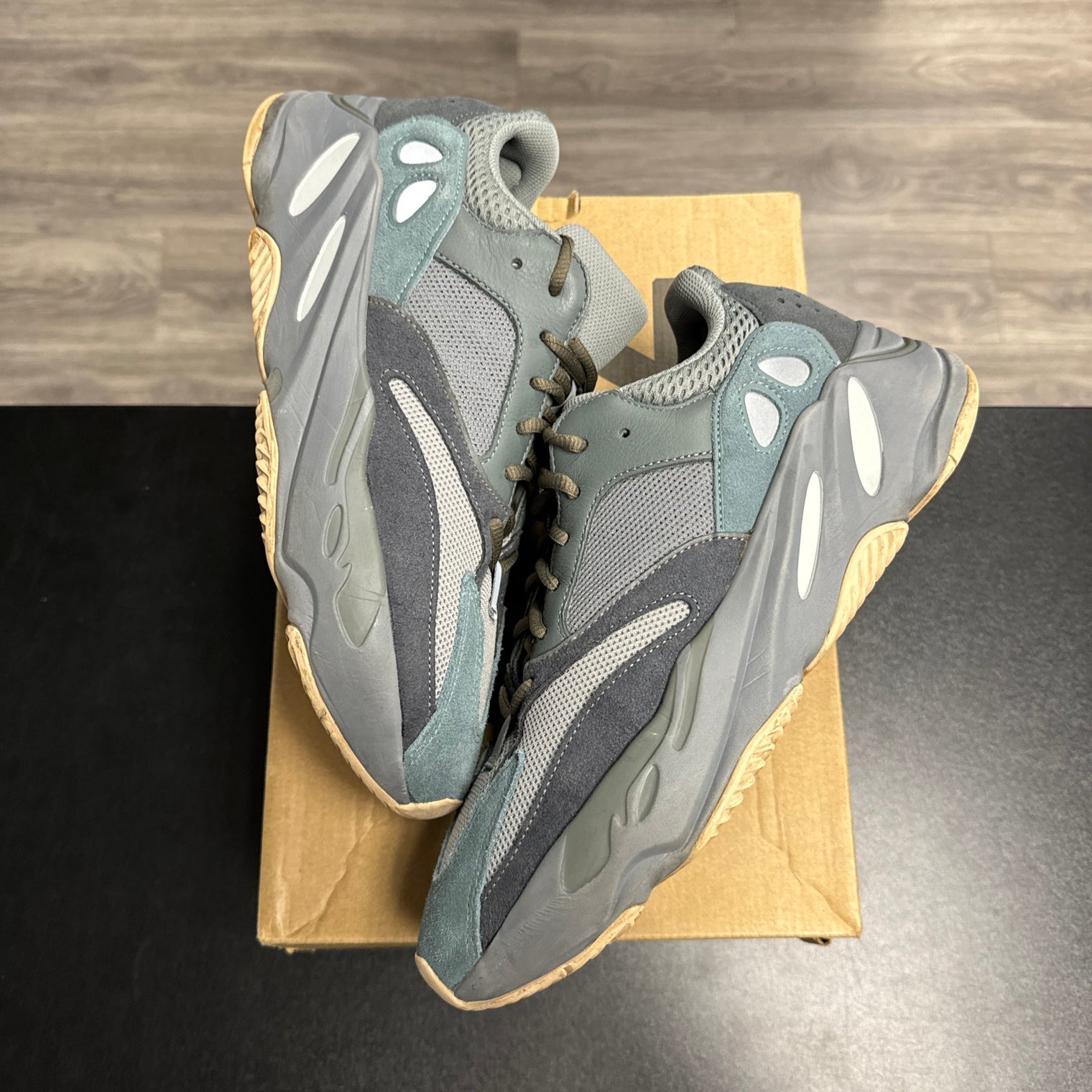 Teal Blue Yeezy 700 (USED, Replacement box)