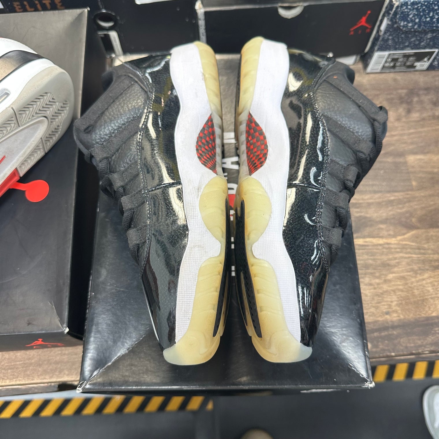 72-10 Jordan 11 Low (USED)