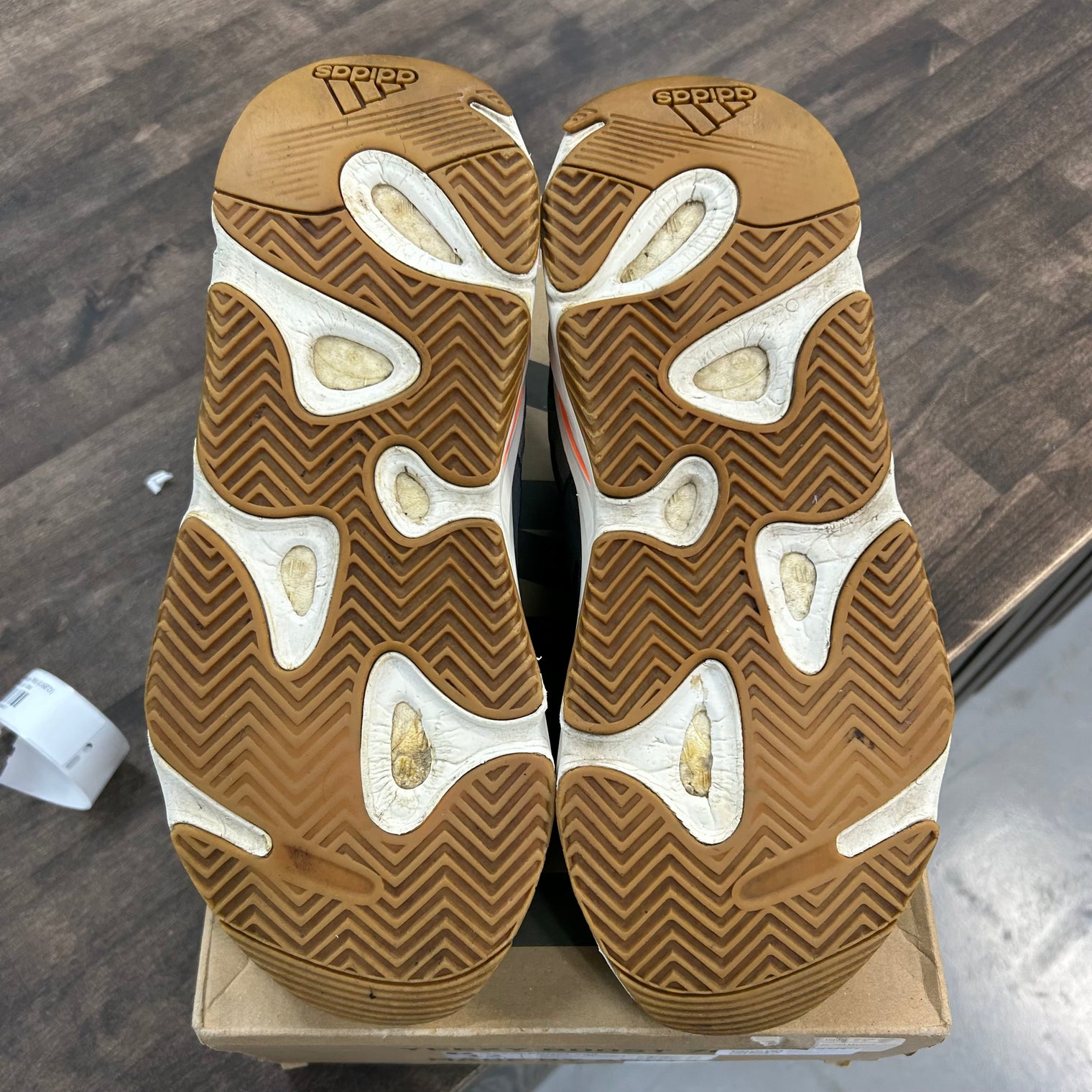Magnet Yeezy 700 (USED)