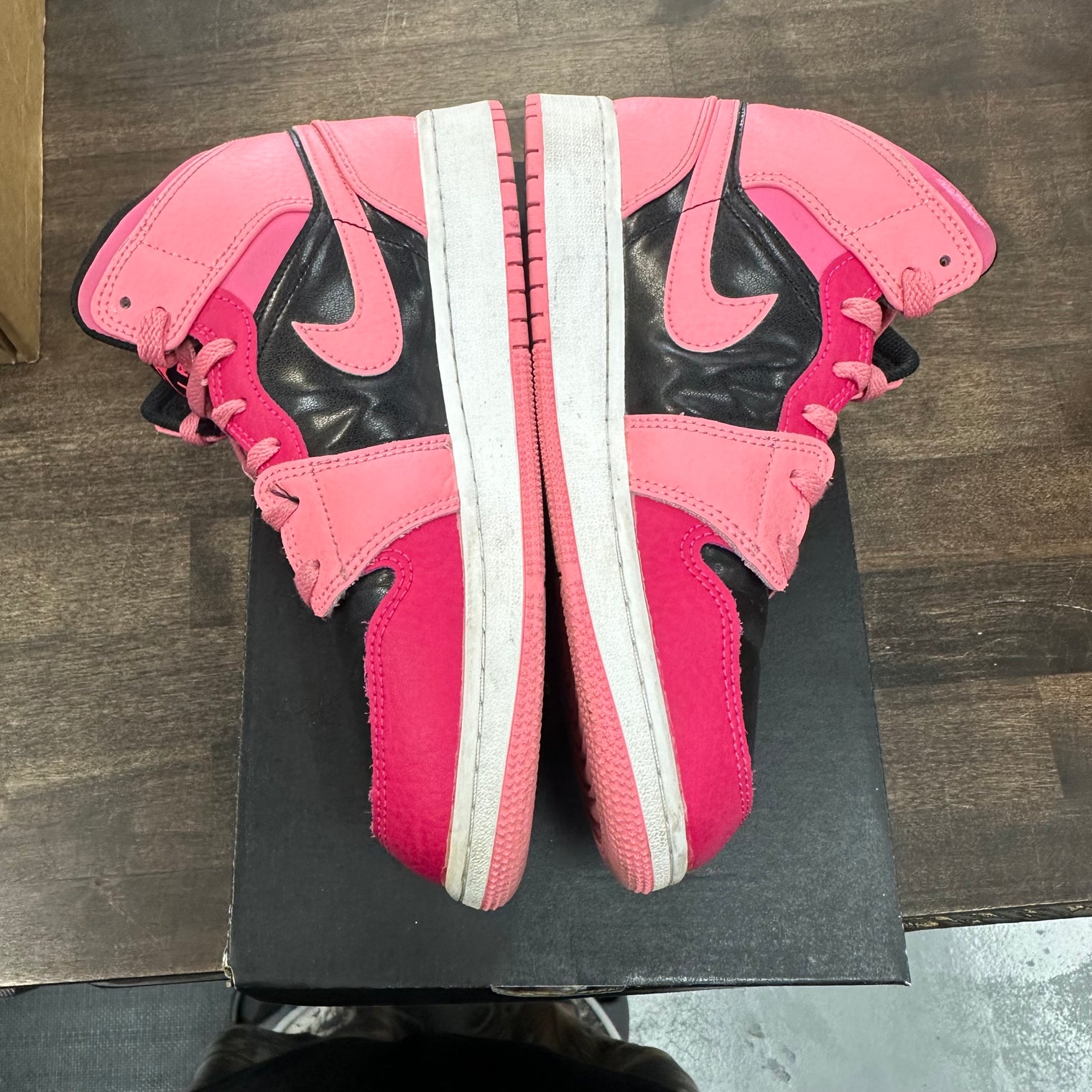 (GS) Coral Chalk Jordan 1 Mid (USED)