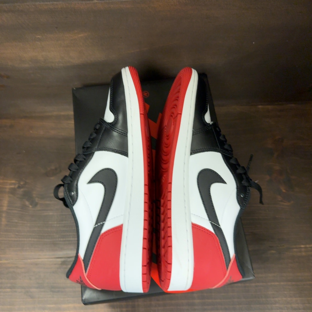 Jordan 1 Retro Low OG Black Toe (2023) Size 9 (Pre-Owned)