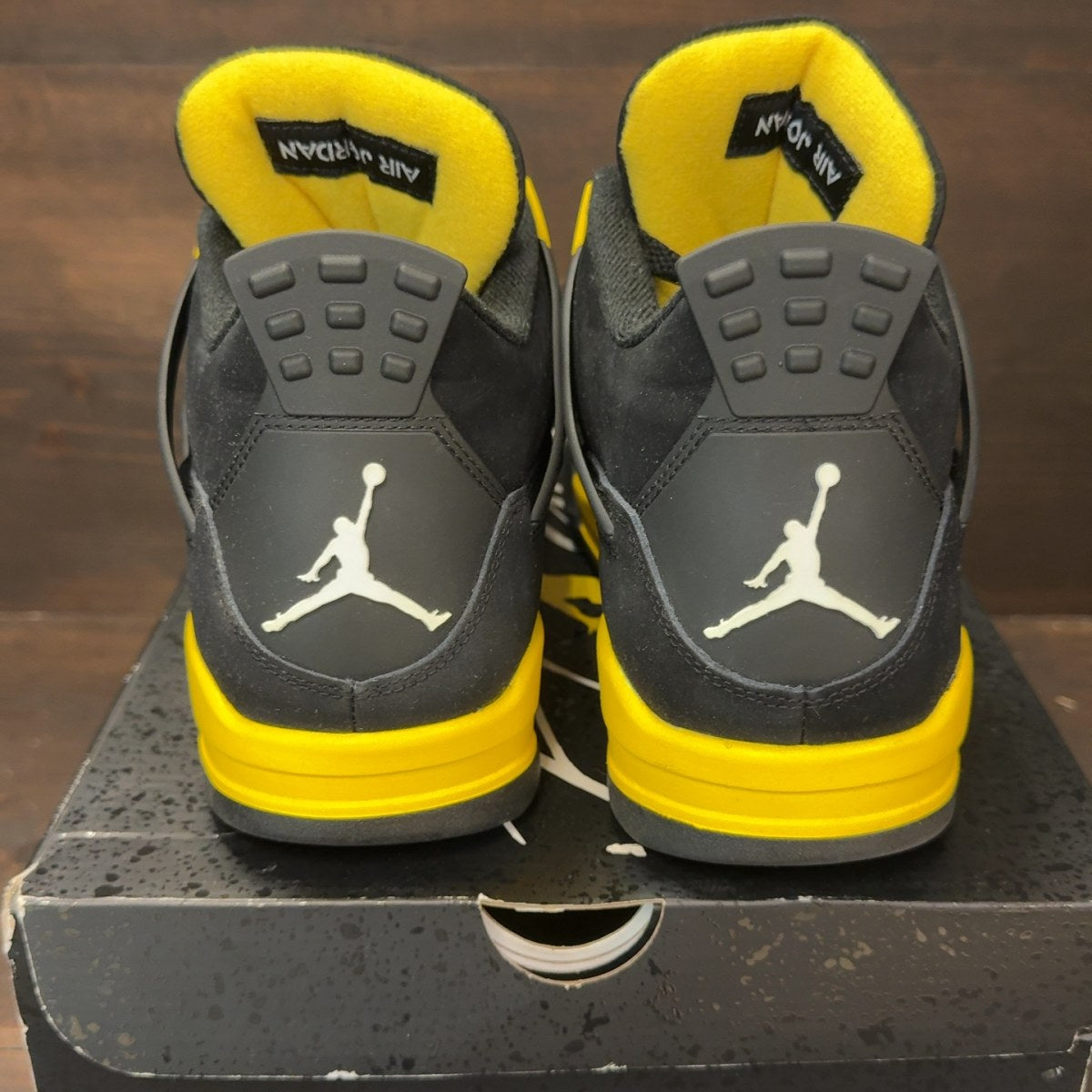 Jordan 4 Retro Thunder (2023) Size 10 (Pre-Owned) - aux