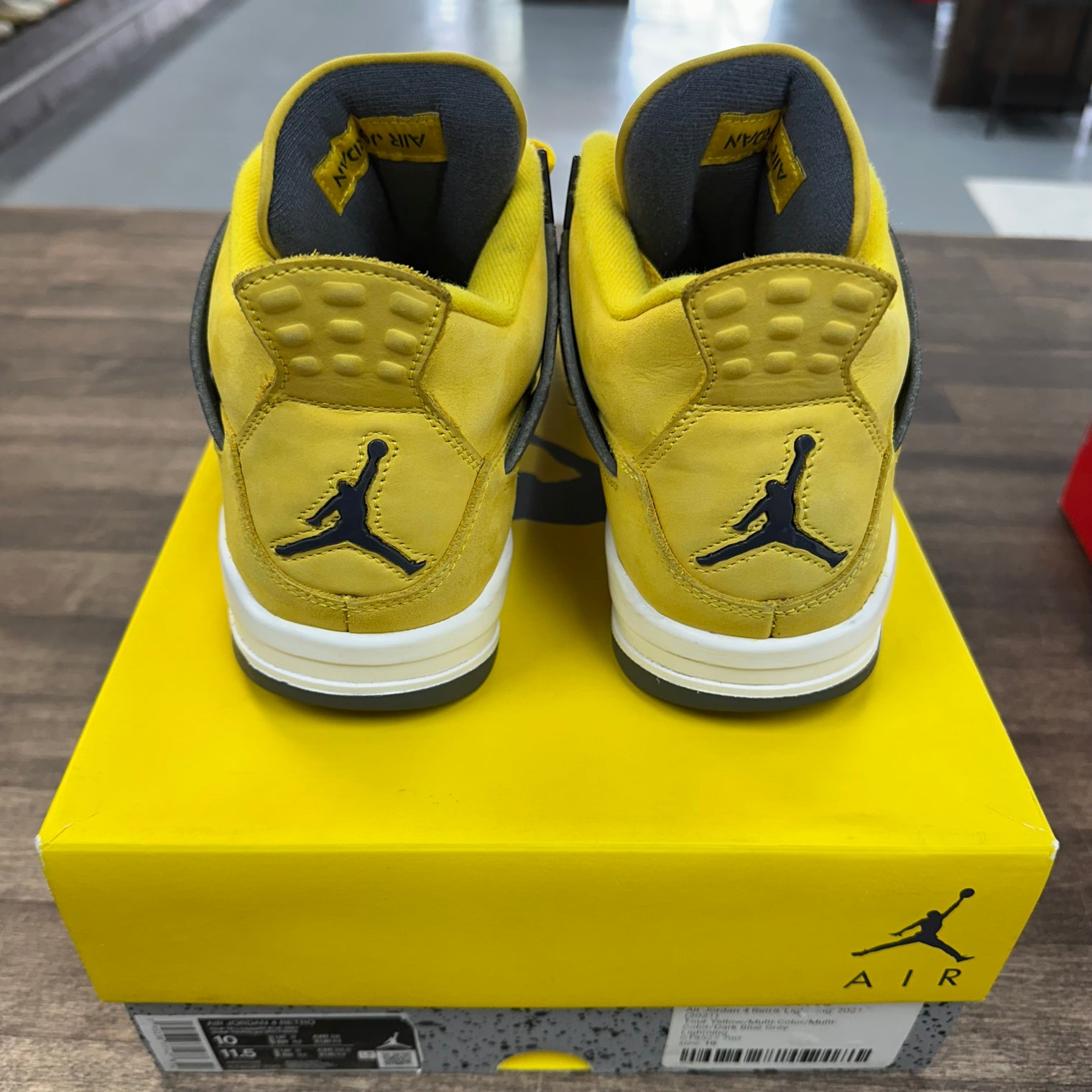 Lightning Jordan 4 (USED)