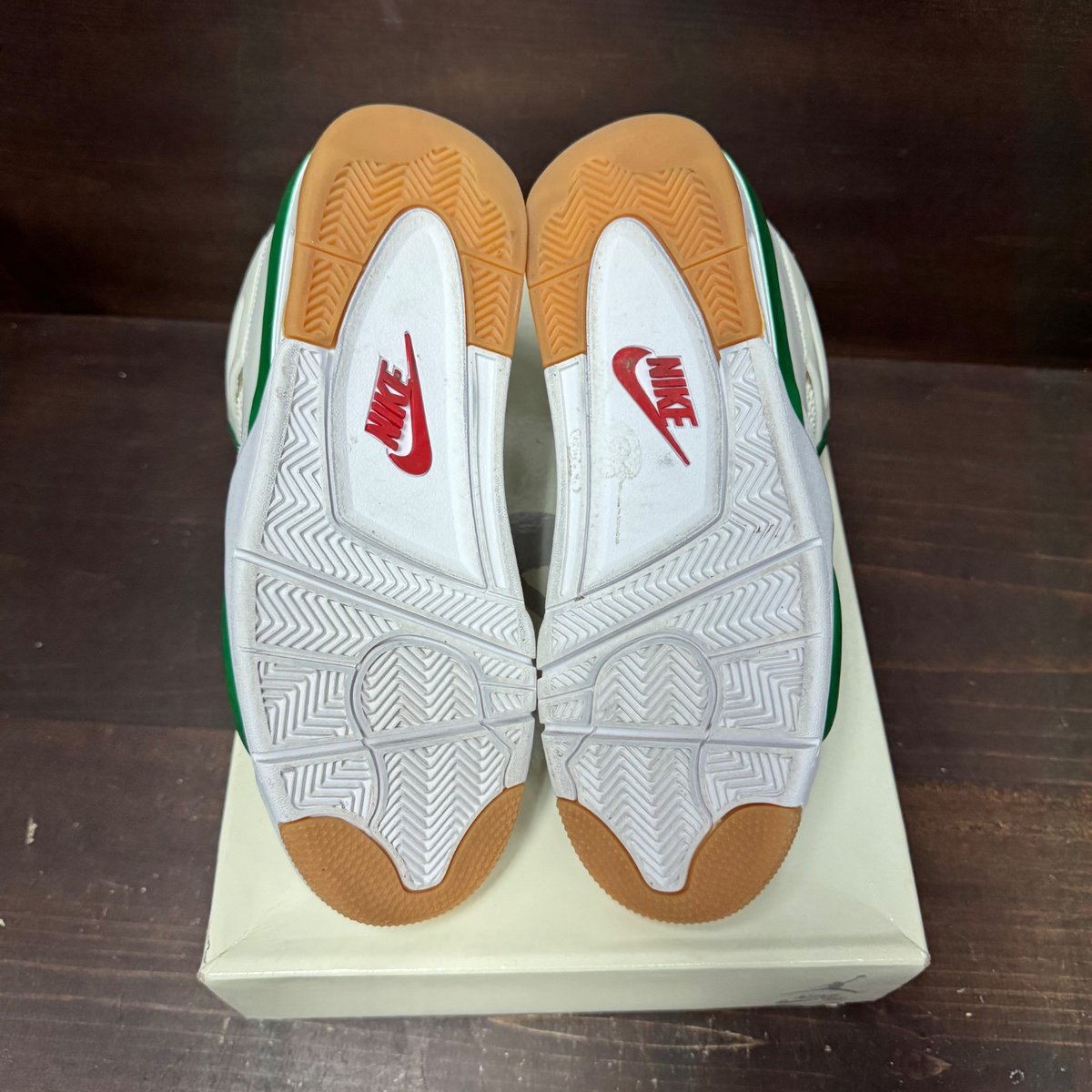 Jordan 4 Retro SB Pine Green Size 9.5 (Pre-Owned) - box
