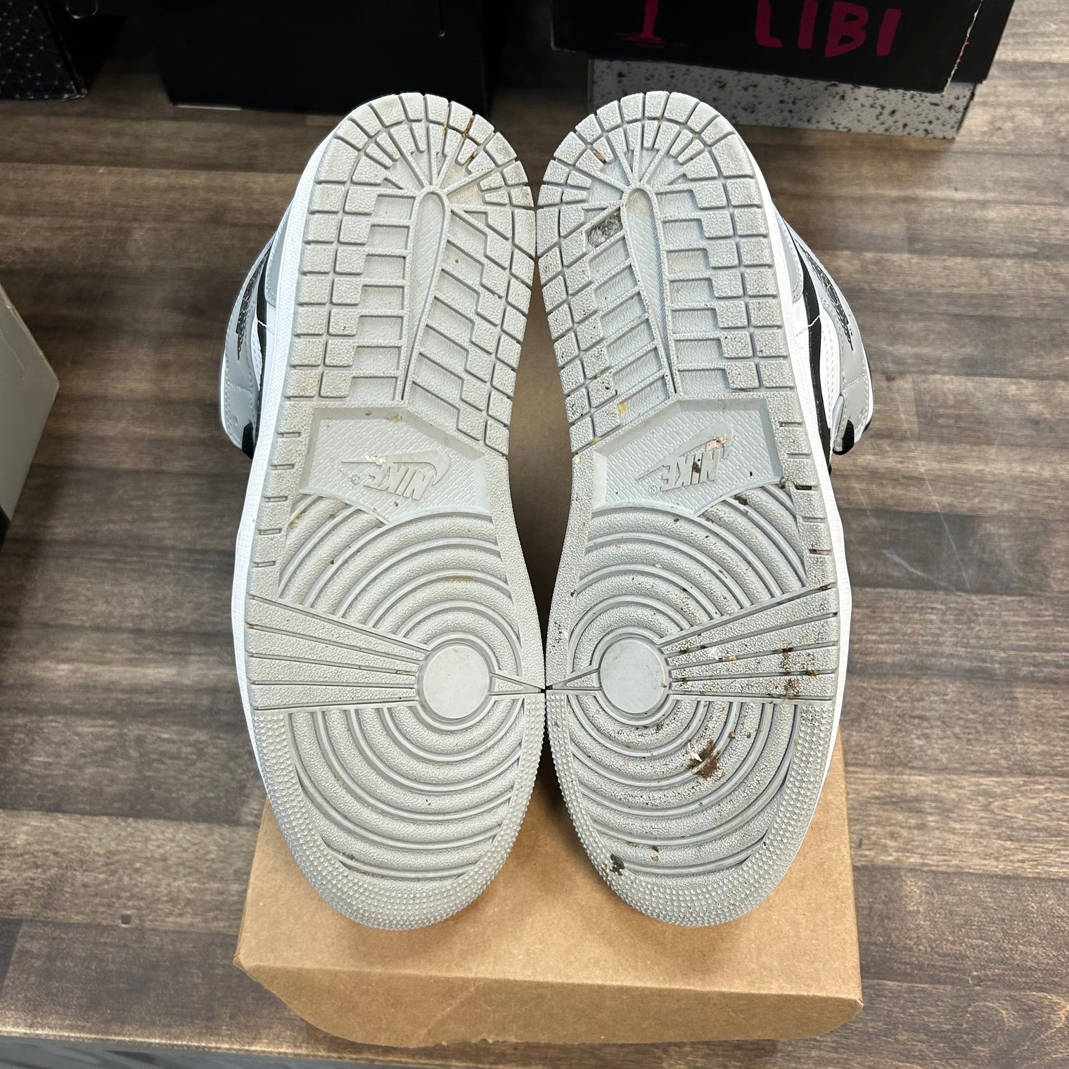 Jordan 1 Mid Light Smoke Grey (US 9) (USED, No Box)