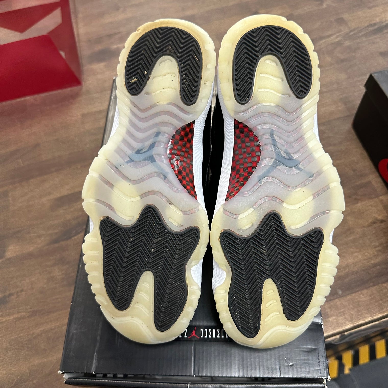 72-10 Jordan 11 (USED)