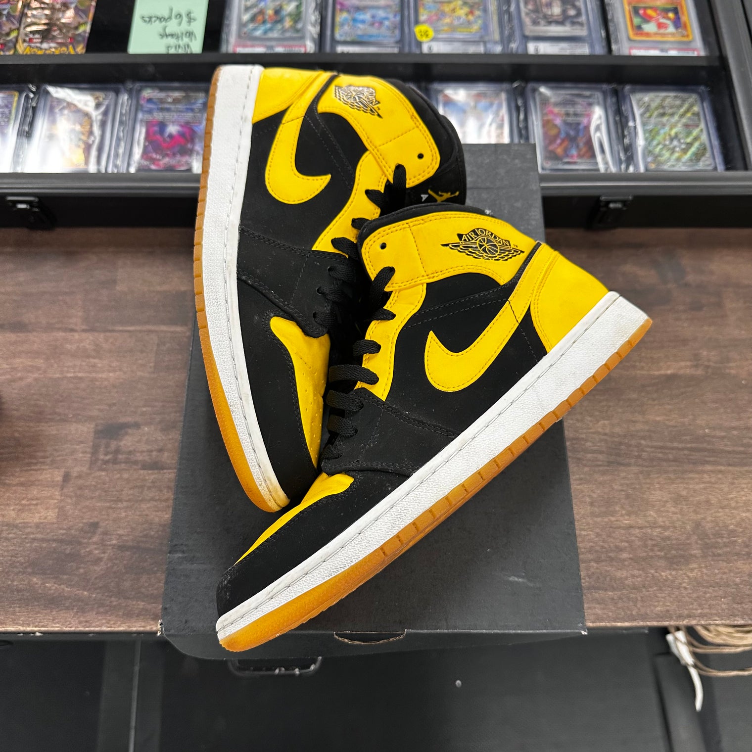 New Love Jordan 1 Mid (USED)