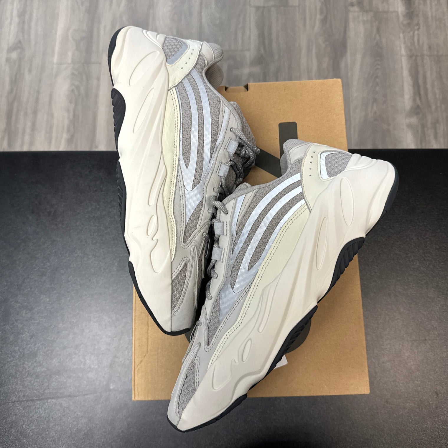Static Yeezy 700 (Like New, replacement box)