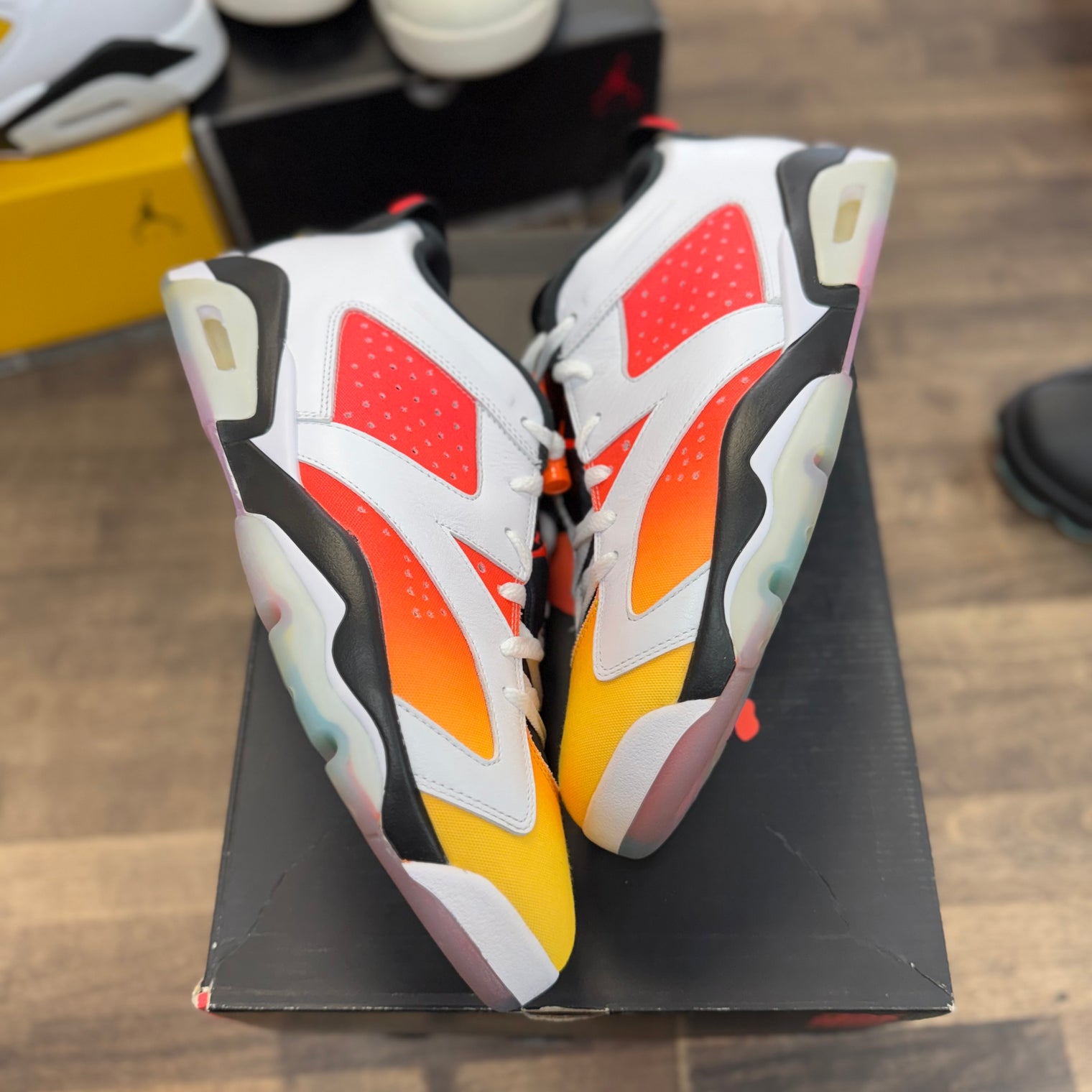 Dongdan Jordan 6 Low  Retro (Lightly Worn)