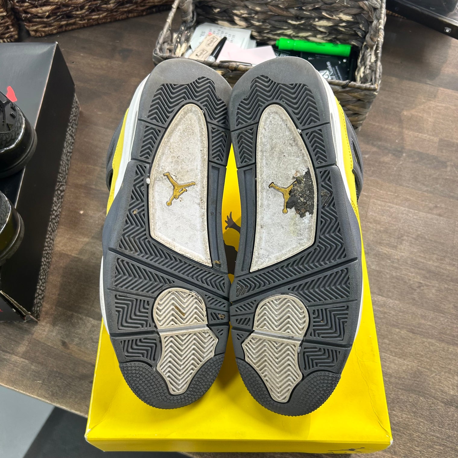 Lightning Jordan 4 Retro (USED)