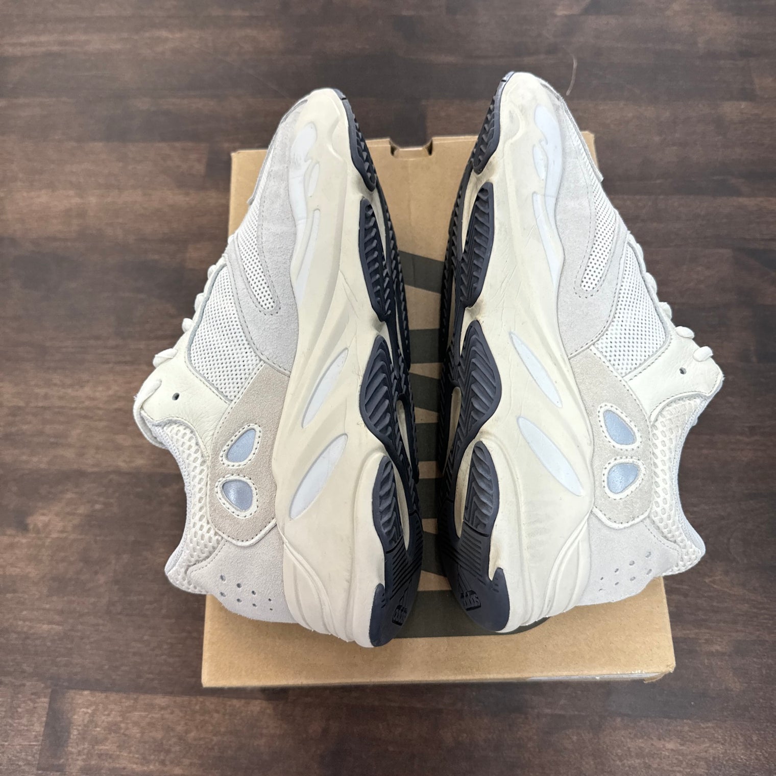 Analog Yeezy 700 (USED)
