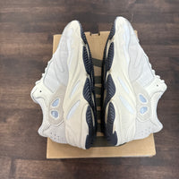 Analog Yeezy 700 (USED)